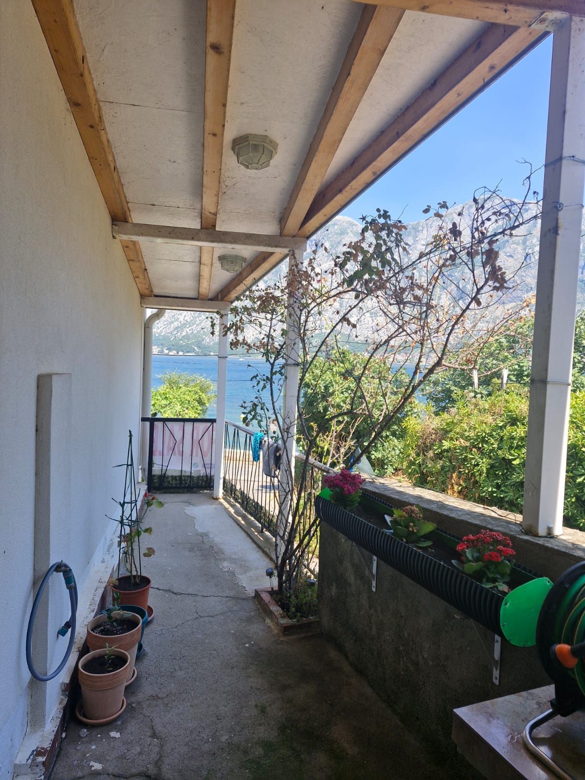 Prodaja – Stan 55 m² + studio 30 m² sa pogledom na more, velikim terasama i 3 parking mesta | Prva linija do mora, Prčanj, Kotor - Amfora Real Estate