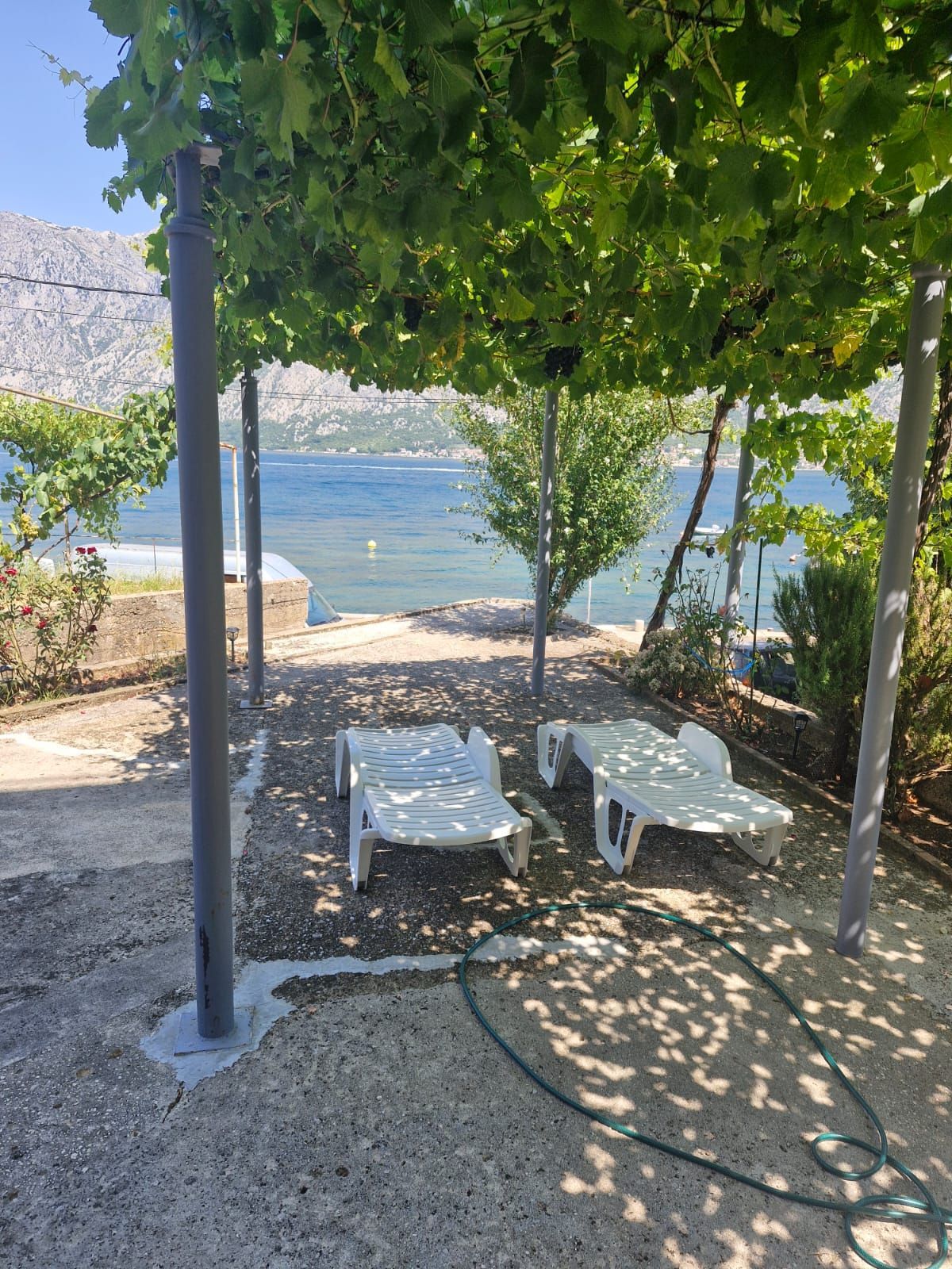 Prodaja – Stan 55 m² + studio 30 m² sa pogledom na more, velikim terasama i 3 parking mesta | Prva linija do mora, Prčanj, Kotor - Amfora Real Estate