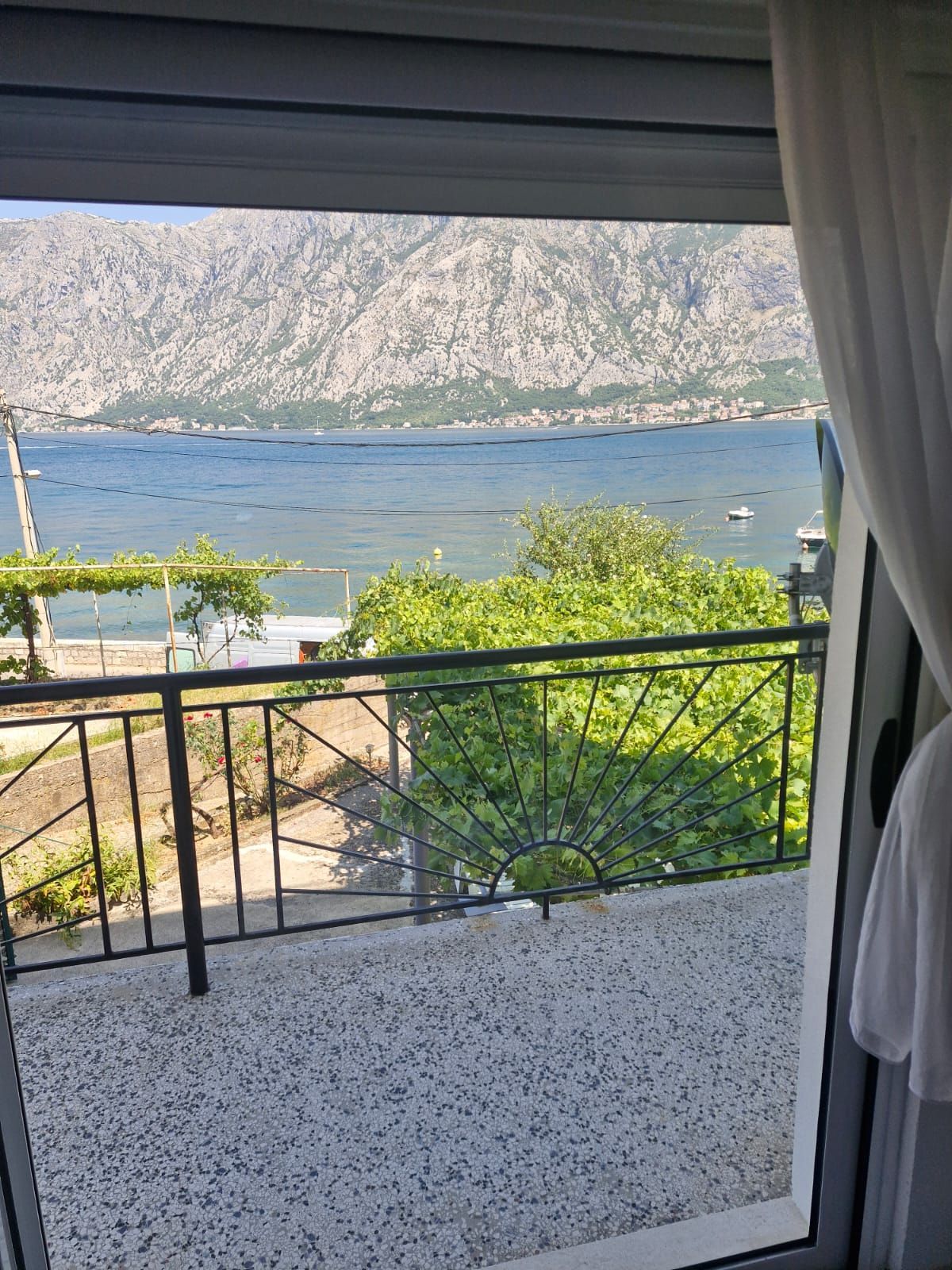 Prodaja – Stan 55 m² + studio 30 m² sa pogledom na more, velikim terasama i 3 parking mesta | Prva linija do mora, Prčanj, Kotor - Amfora Real Estate