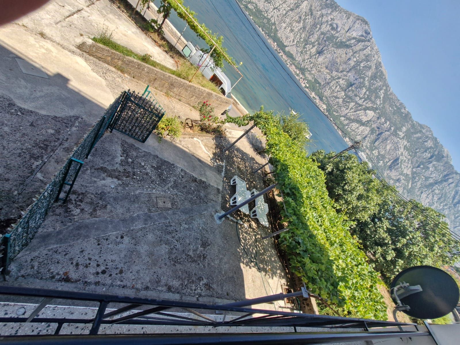 Prodaja – Stan 55 m² + studio 30 m² sa pogledom na more, velikim terasama i 3 parking mesta | Prva linija do mora, Prčanj, Kotor - Amfora Real Estate