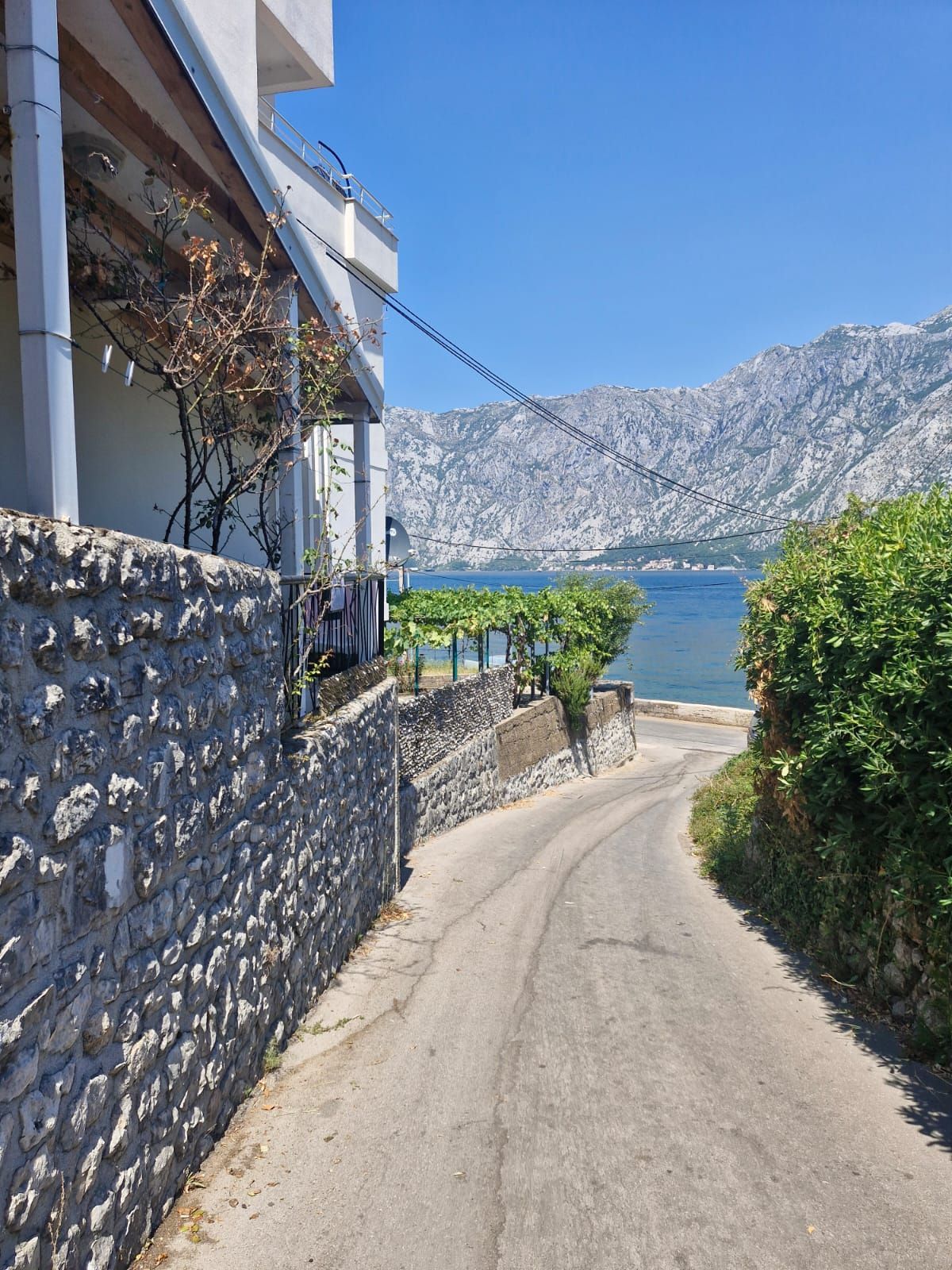 Prodaja – Stan 55 m² + studio 30 m² sa pogledom na more, velikim terasama i 3 parking mesta | Prva linija do mora, Prčanj, Kotor - Amfora Real Estate