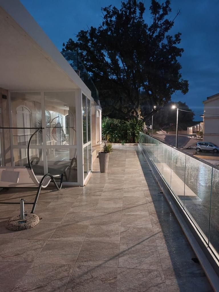 Luksuzna vila 440 m² sa 7 spavaćih soba i panoramskim pogledom na more-Prijevor,Budva - Amfora Real Estate