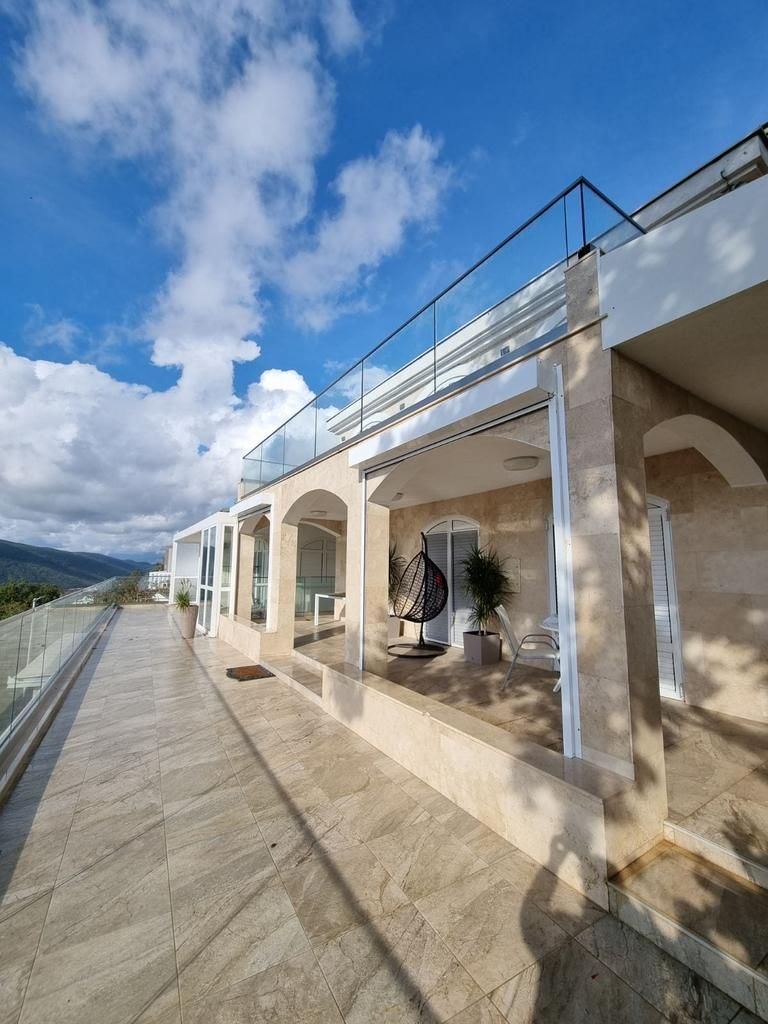 Luksuzna vila 440 m² sa 7 spavaćih soba i panoramskim pogledom na more-Prijevor,Budva - Amfora Real Estate
