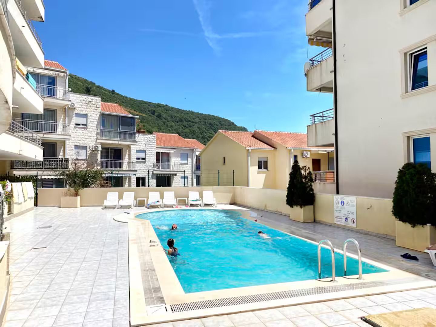 Dvosoban stan sa pogledom na more u kompleksu sa bazenom,Petrovac (NA PERIOD DO 01.06.2026) - Amfora Real Estate