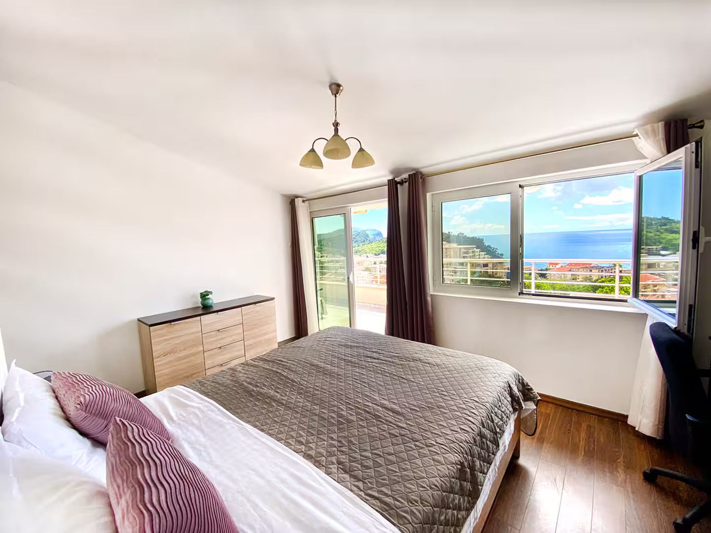 Dvosoban stan sa pogledom na more u kompleksu sa bazenom,Petrovac (NA PERIOD DO 01.06.2026) - Amfora Real Estate