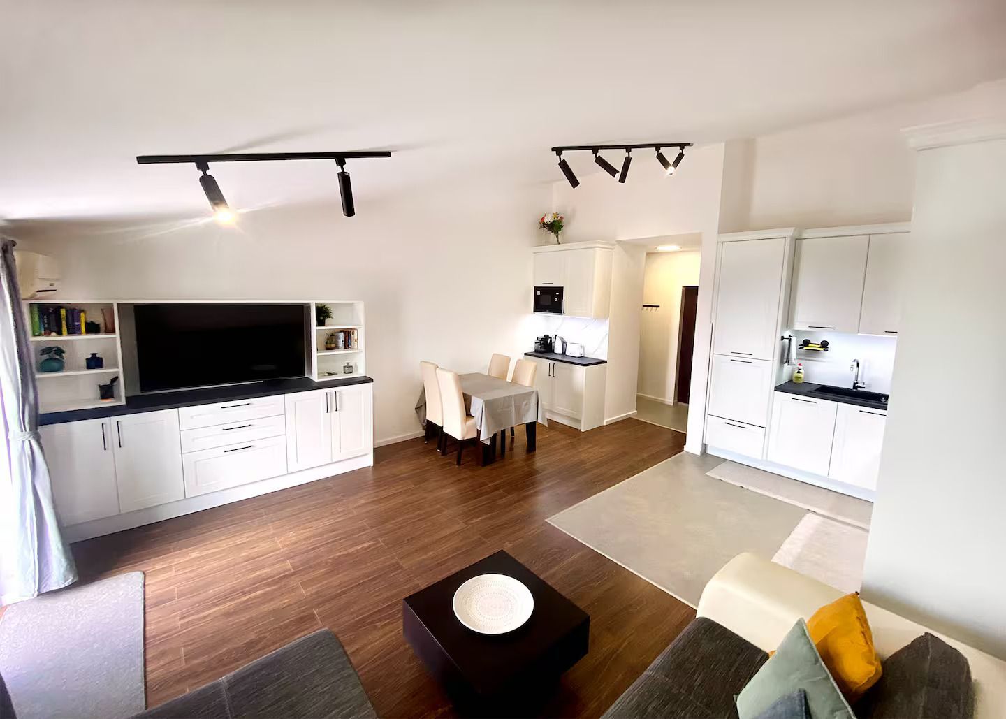 Dvosoban stan sa pogledom na more u kompleksu sa bazenom,Petrovac (NA PERIOD DO 01.06.2026) - Amfora Real Estate