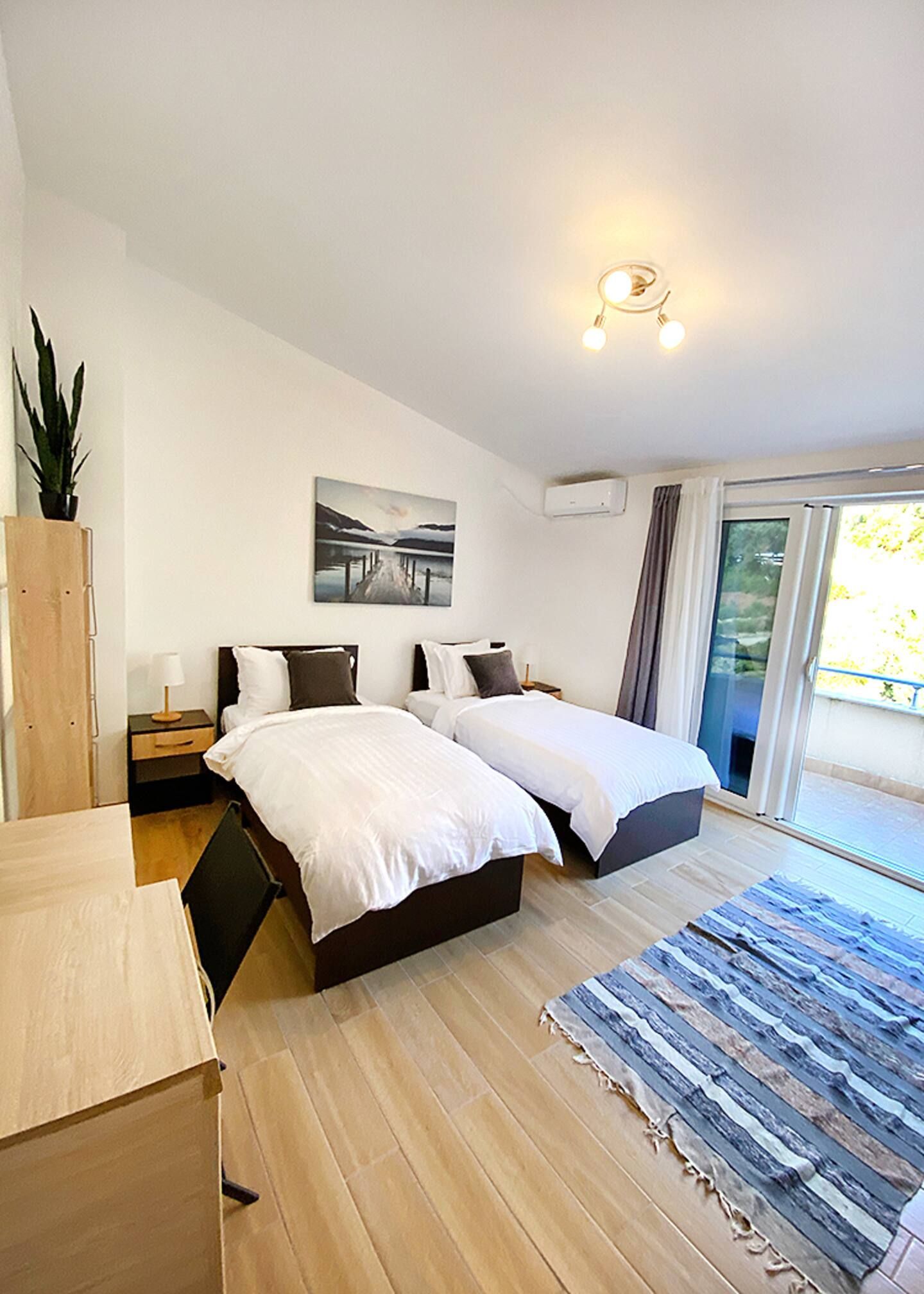 Trosoban stan 136 m² sa panoramskim pogledom na more u kompleksu sa bazenom – Petrovac (Na period do 01.06.2026) - Amfora Real Estate