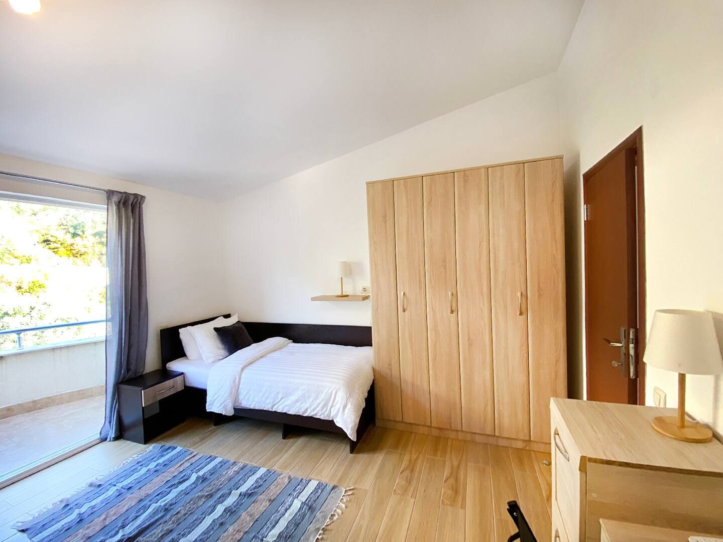 Trosoban stan 136 m² sa panoramskim pogledom na more u kompleksu sa bazenom – Petrovac (Na period do 01.06.2026) - Amfora Real Estate