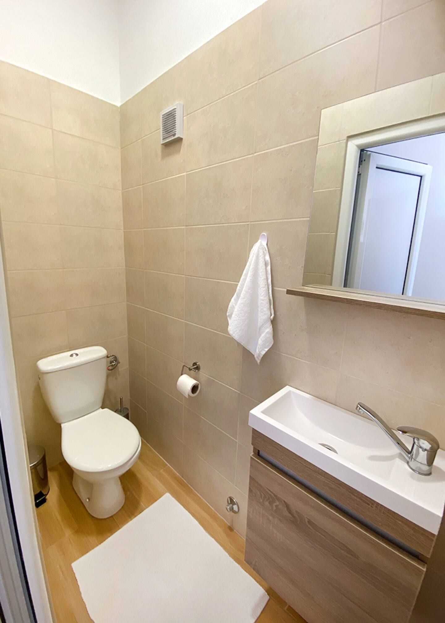 Trosoban stan 136 m² sa panoramskim pogledom na more u kompleksu sa bazenom – Petrovac (Na period do 01.06.2026) - Amfora Real Estate