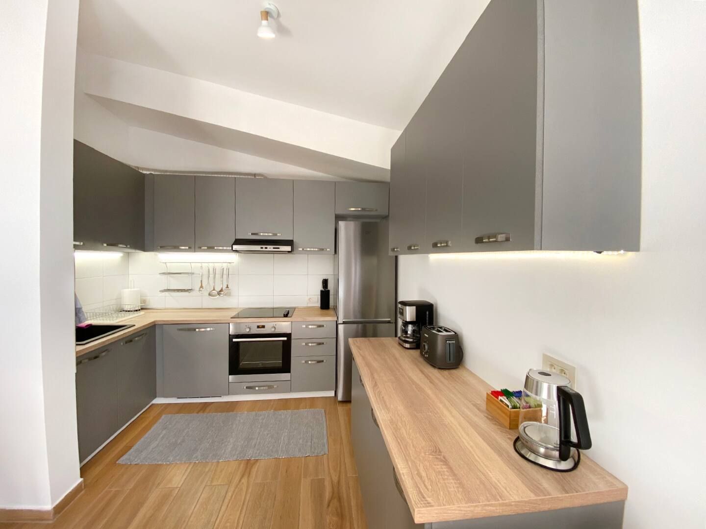 Trosoban stan 136 m² sa panoramskim pogledom na more u kompleksu sa bazenom – Petrovac (Na period do 01.06.2026) - Amfora Real Estate