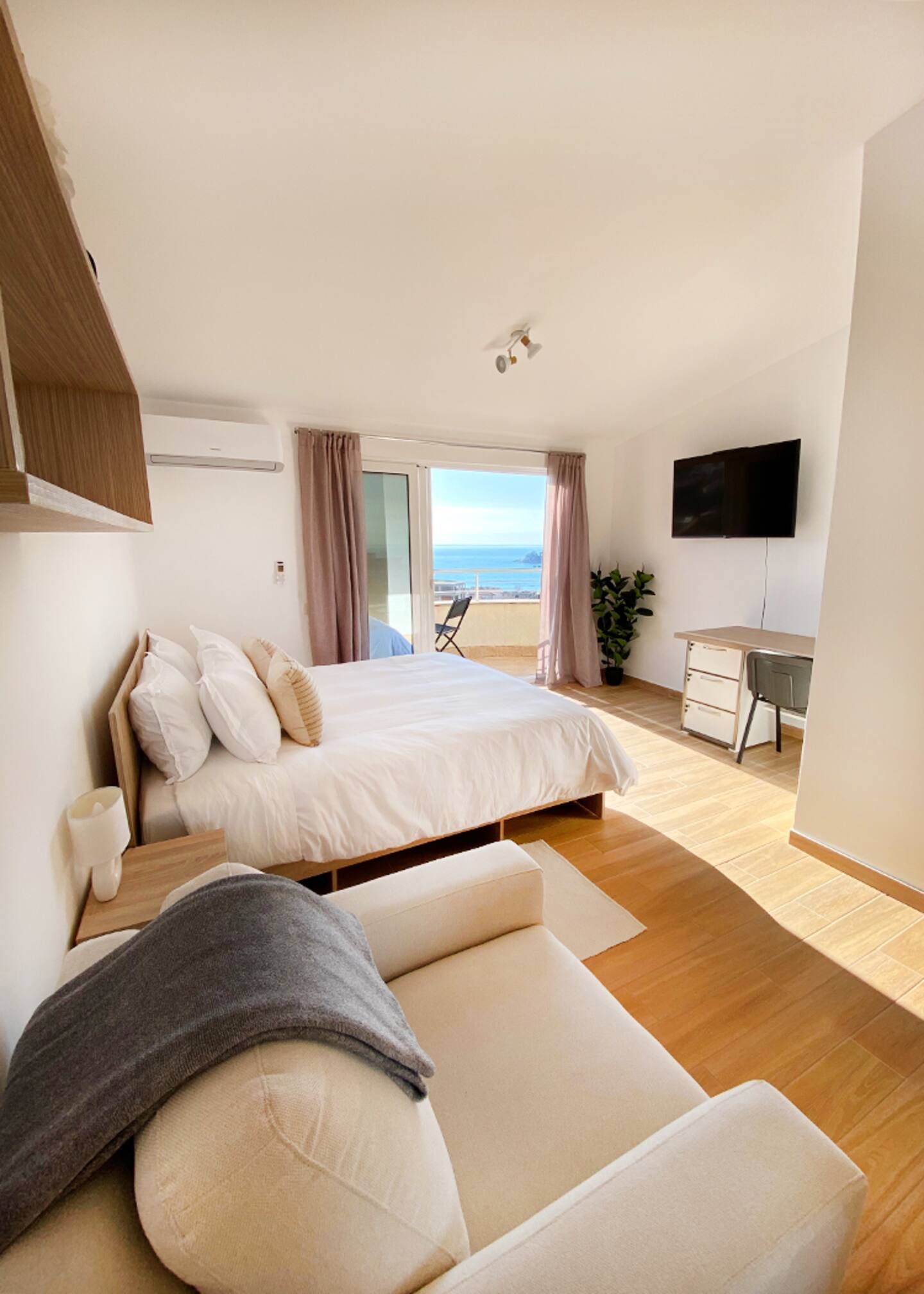 Trosoban stan 136 m² sa panoramskim pogledom na more u kompleksu sa bazenom – Petrovac (Na period do 01.06.2026) - Amfora Real Estate