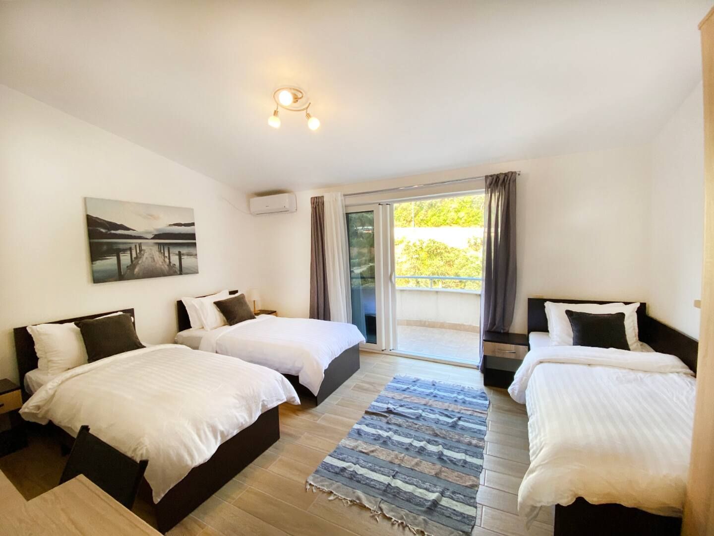 Trosoban stan 136 m² sa panoramskim pogledom na more u kompleksu sa bazenom – Petrovac (Na period do 01.06.2026) - Amfora Real Estate