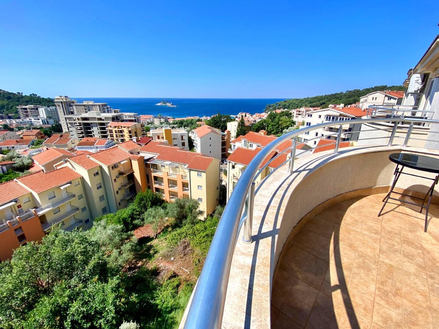 Trosoban stan 136 m² sa panoramskim pogledom na more u kompleksu sa bazenom – Petrovac (Na period do 01.06.2026) - Amfora Real Estate