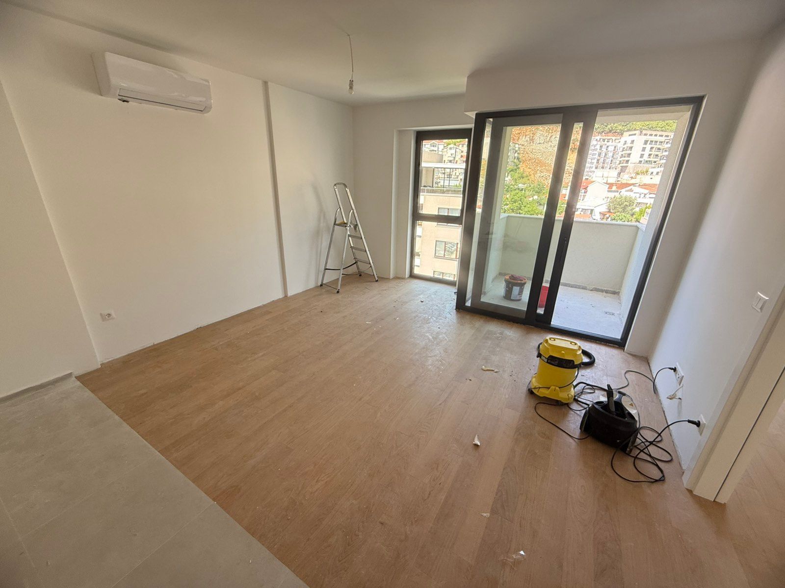 Nov jednosoban stan 43m² u novoj zgradi na idealnoj lokaciji u Budvi,Rozino (Mogucnost kupovine garaznog mesta) - Amfora Real Estate
