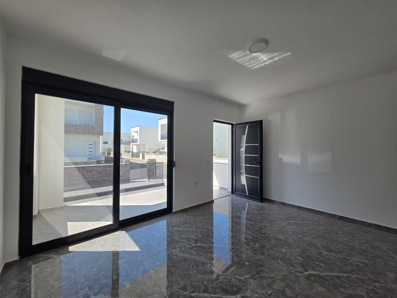 Nova prizemna kuća 86 m² u zatvorenom kompleksu – Donji Stoj, Ulcinj - Amfora Real Estate