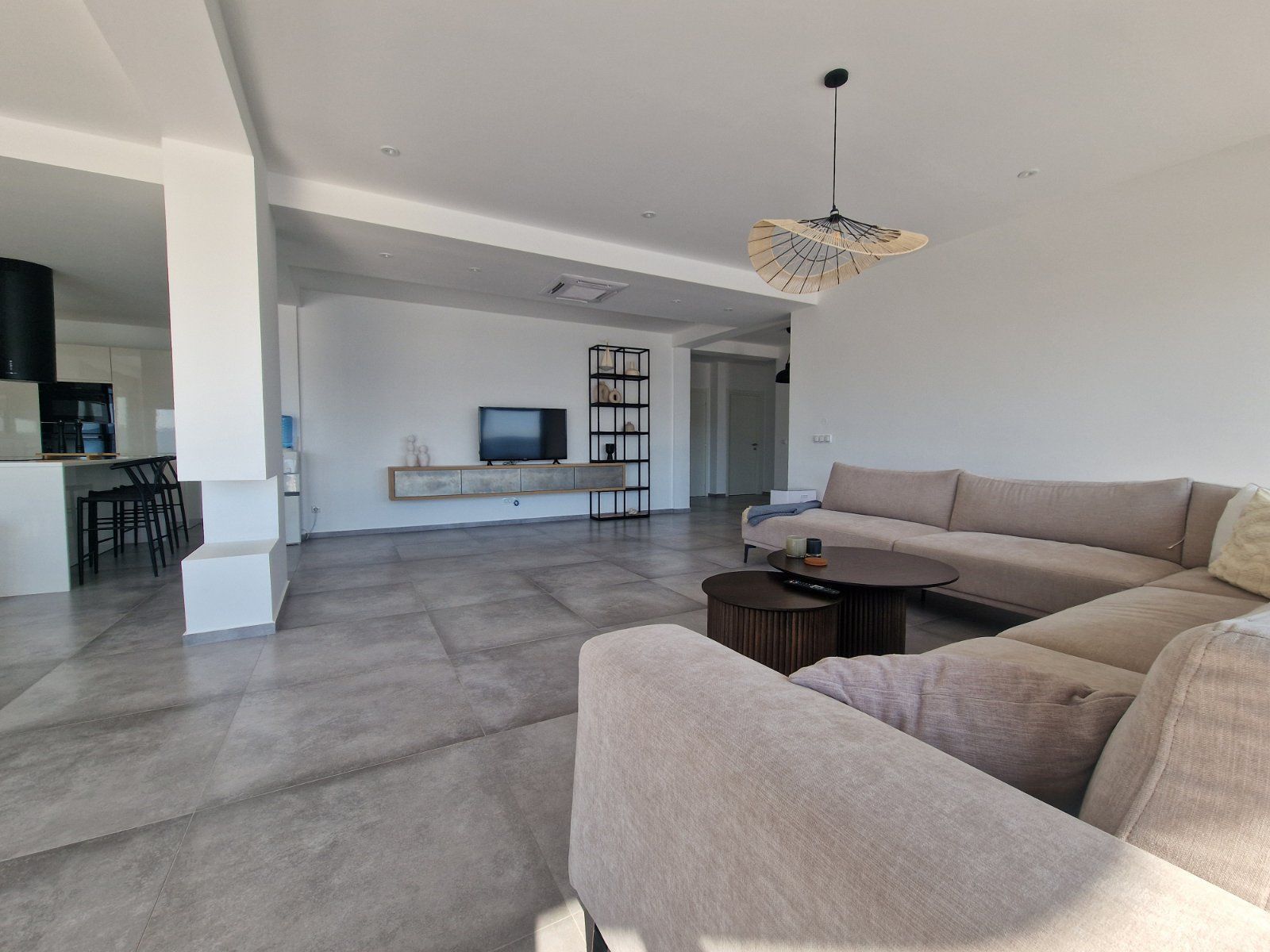 Luksuzna vila od 410m² sa bazenom, tri stambene jedinice, panoramskim pogledom na more i prostranim dvorištem – Tivat (na duzi period) - Amfora Real Estate