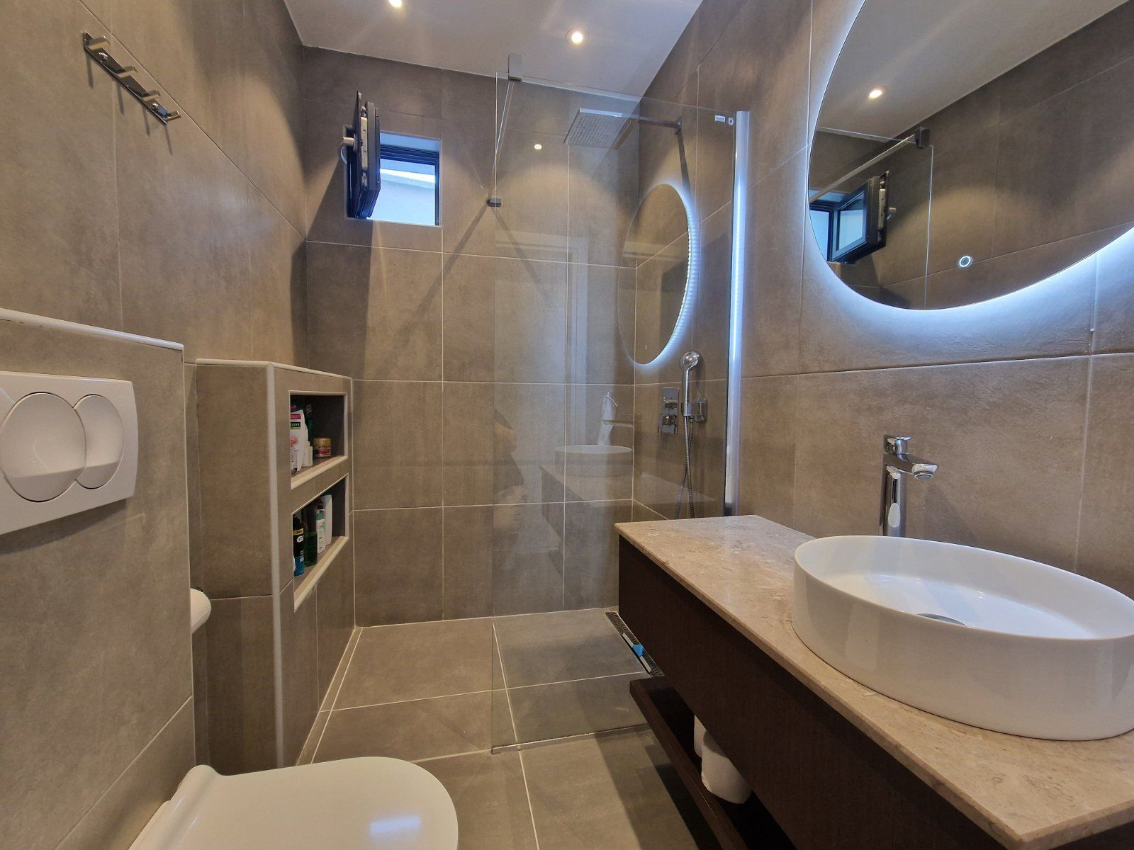 Luksuzna vila od 410m² sa bazenom, tri stambene jedinice, panoramskim pogledom na more i prostranim dvorištem – Tivat (na duzi period) - Amfora Real Estate