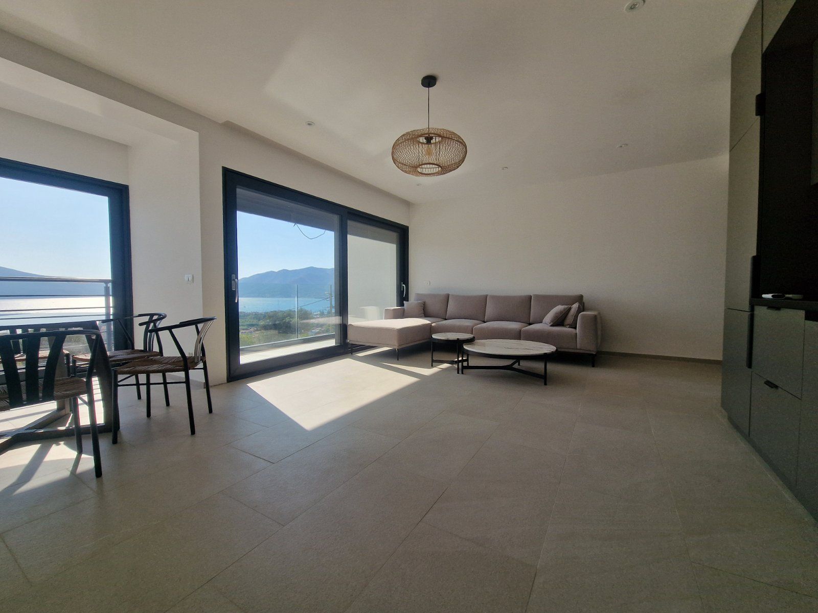 Luksuzna vila od 410m² sa bazenom, tri stambene jedinice, panoramskim pogledom na more i prostranim dvorištem – Tivat (na duzi period) - Amfora Real Estate