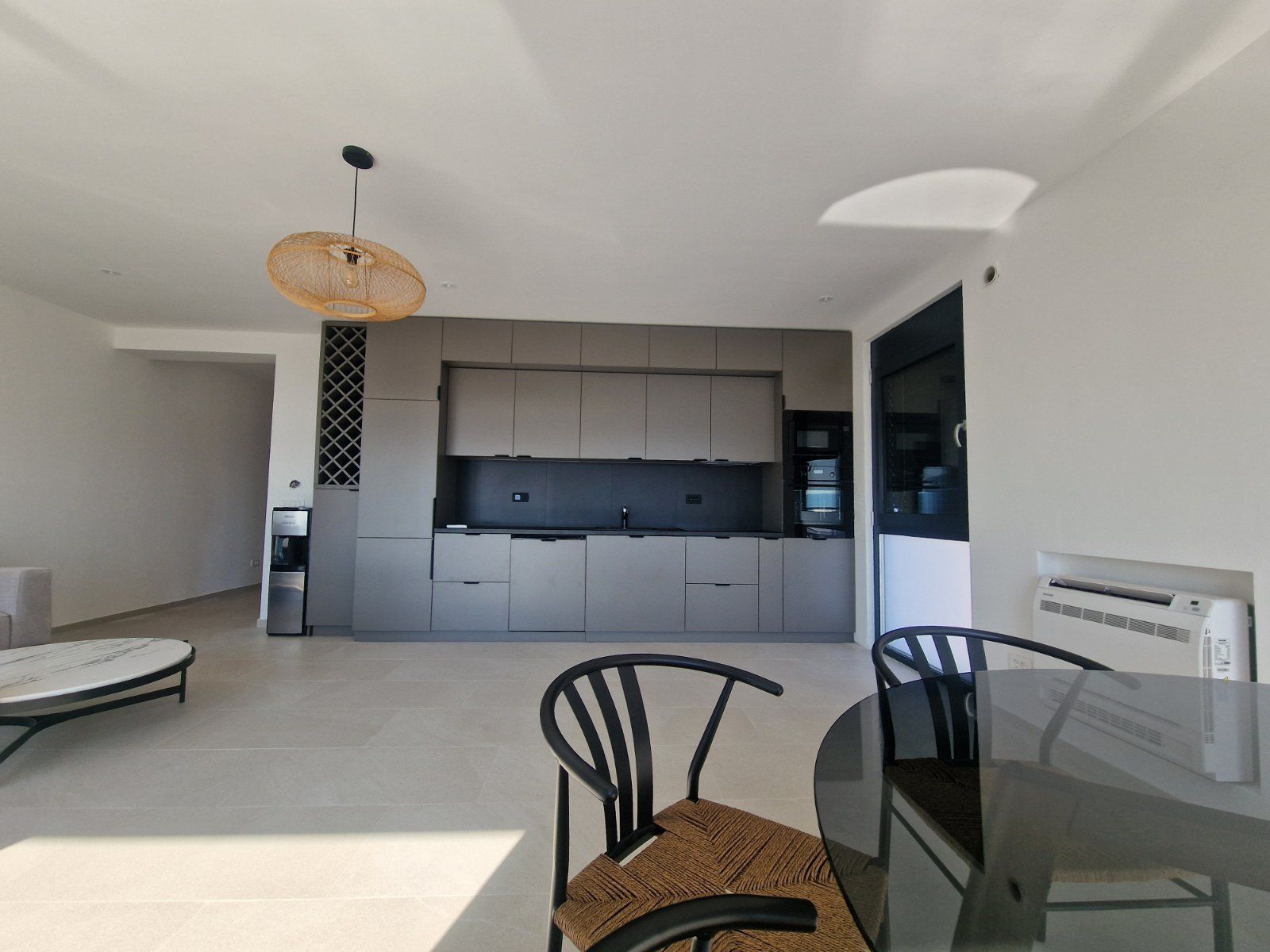 Luksuzna vila od 410m² sa bazenom, tri stambene jedinice, panoramskim pogledom na more i prostranim dvorištem – Tivat (na duzi period) - Amfora Real Estate