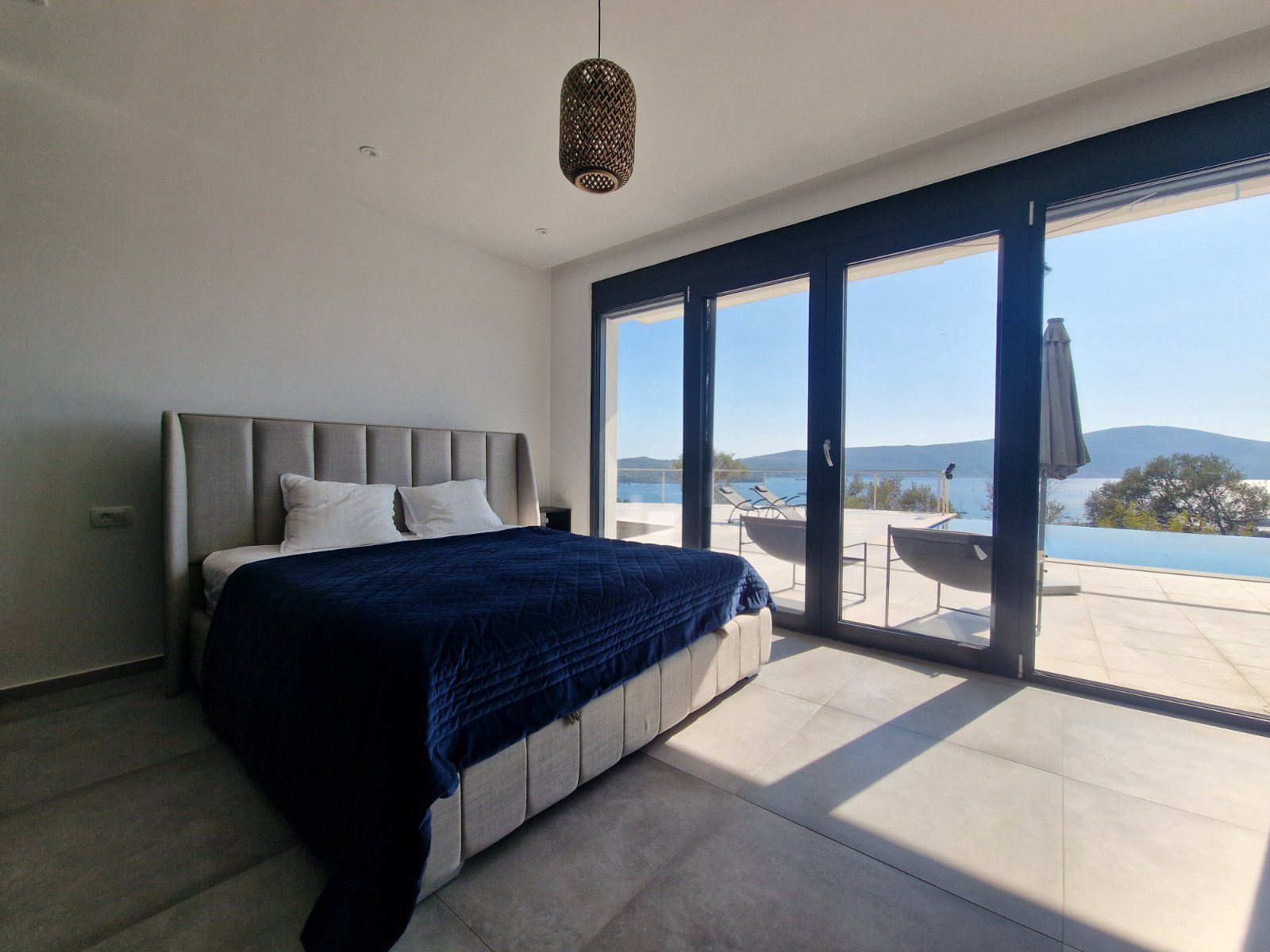 Luksuzna vila od 410m² sa bazenom, tri stambene jedinice, panoramskim pogledom na more i prostranim dvorištem – Tivat (na duzi period) - Amfora Real Estate