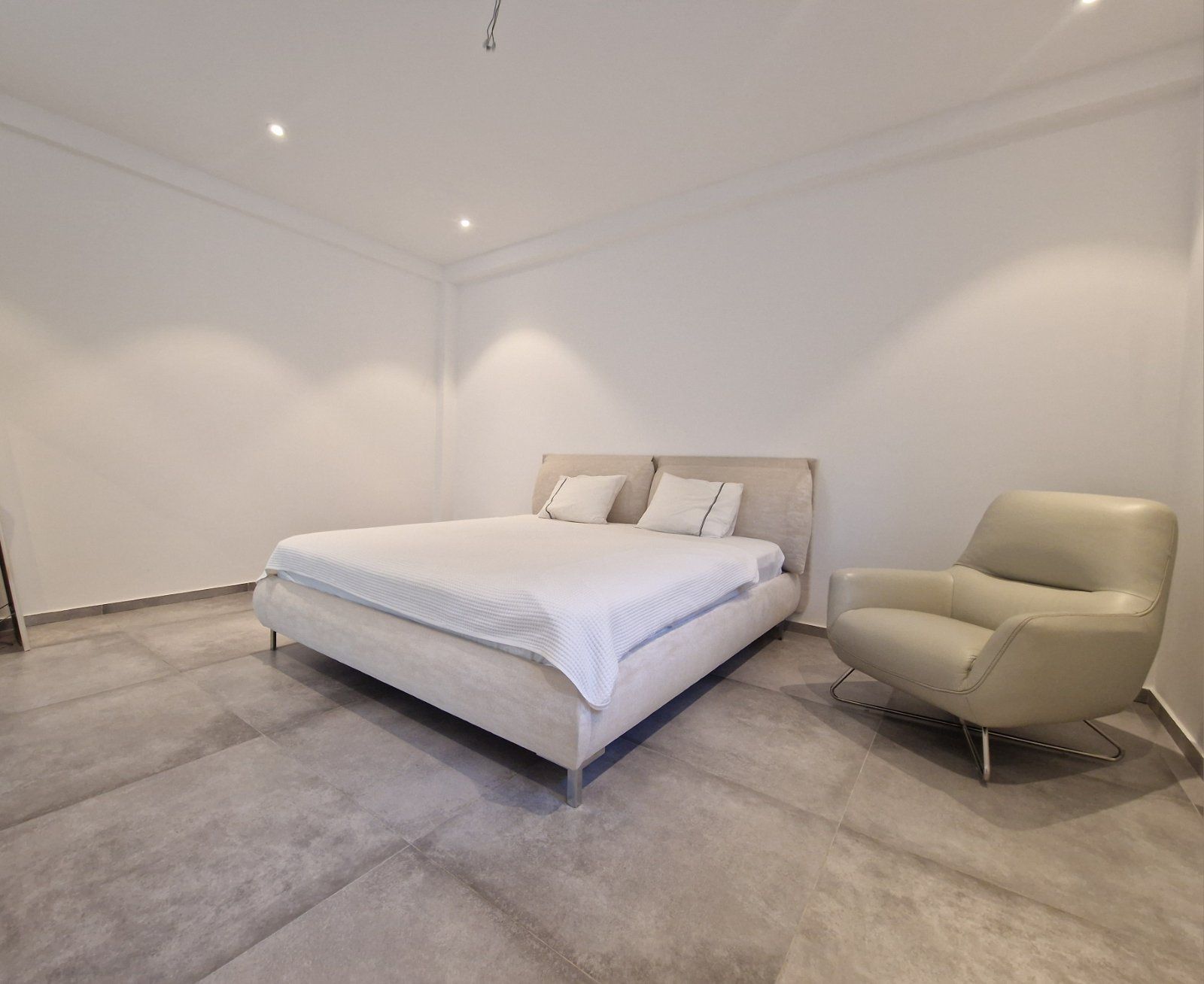 Luksuzna vila od 410m² sa bazenom, tri stambene jedinice, panoramskim pogledom na more i prostranim dvorištem – Tivat (na duzi period) - Amfora Real Estate