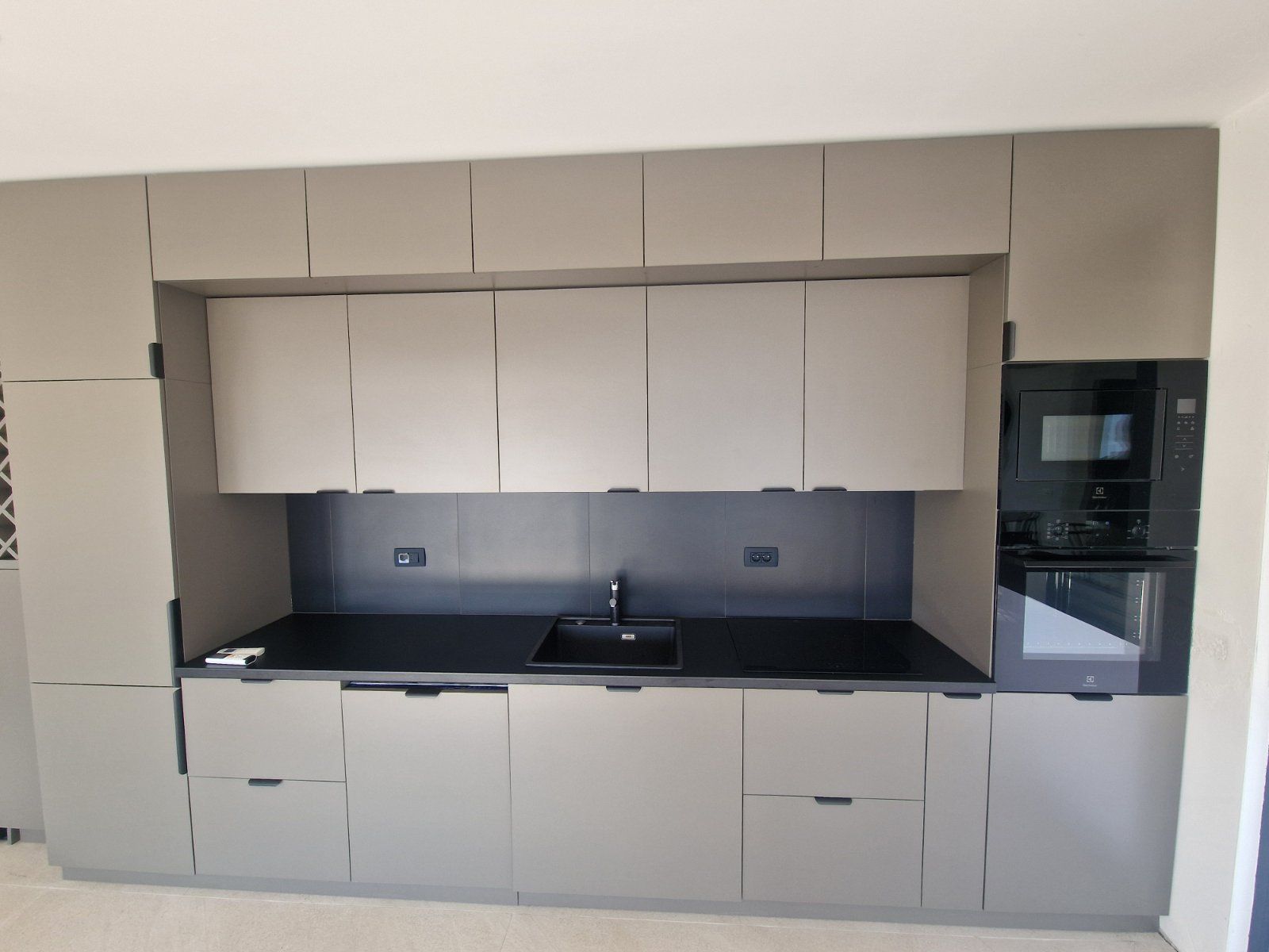 Luksuzna vila od 410m² sa bazenom, tri stambene jedinice, panoramskim pogledom na more i prostranim dvorištem – Tivat (na duzi period) - Amfora Real Estate