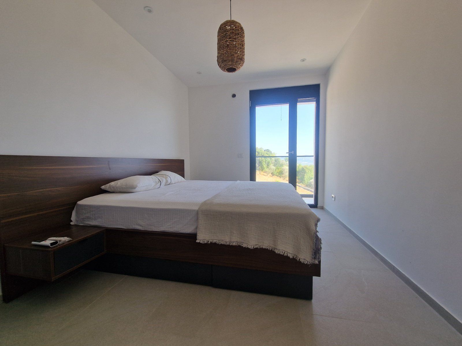 Luksuzna vila od 410m² sa bazenom, tri stambene jedinice, panoramskim pogledom na more i prostranim dvorištem – Tivat (na duzi period) - Amfora Real Estate