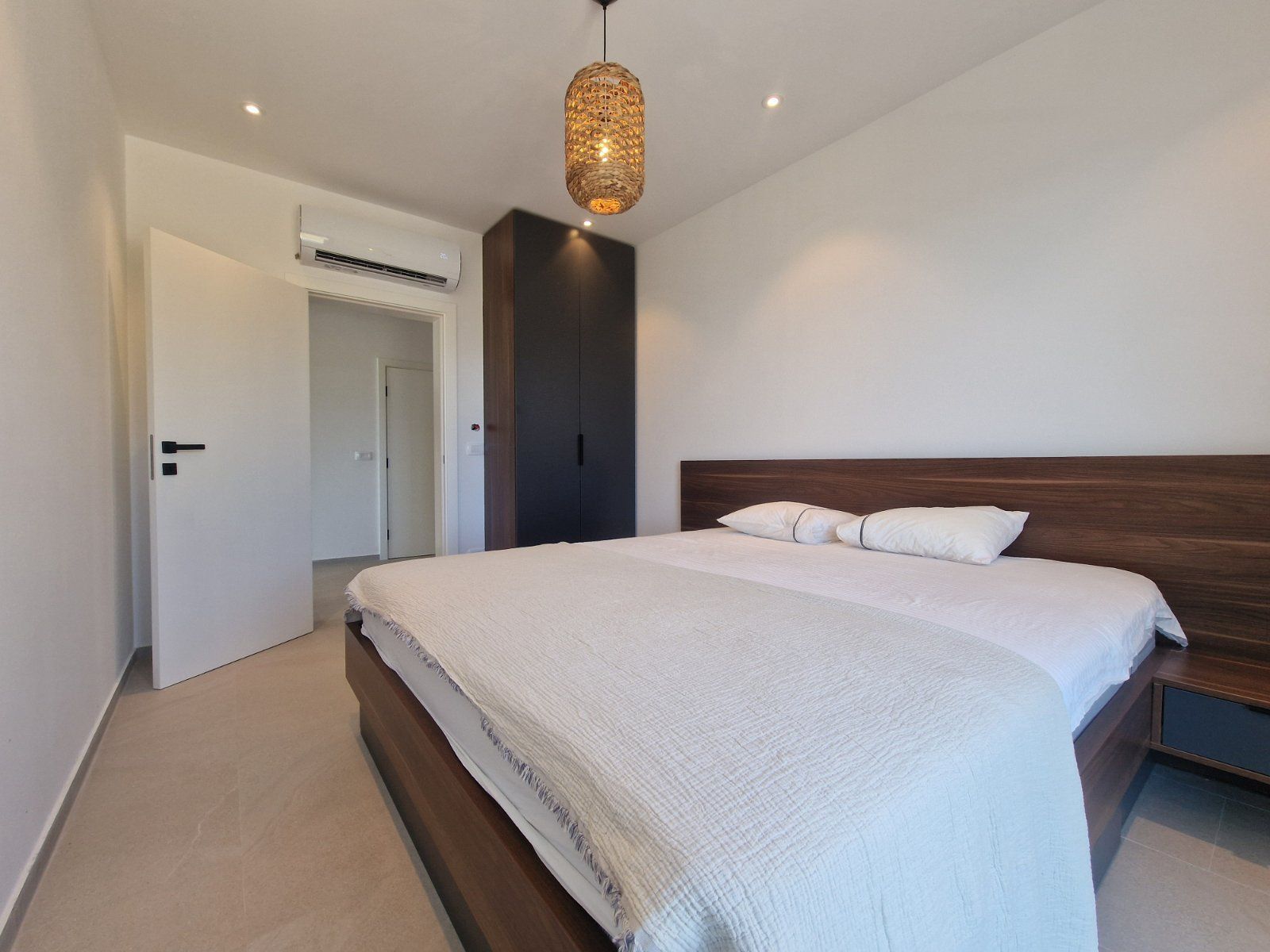 Luksuzna vila od 410m² sa bazenom, tri stambene jedinice, panoramskim pogledom na more i prostranim dvorištem – Tivat (na duzi period) - Amfora Real Estate