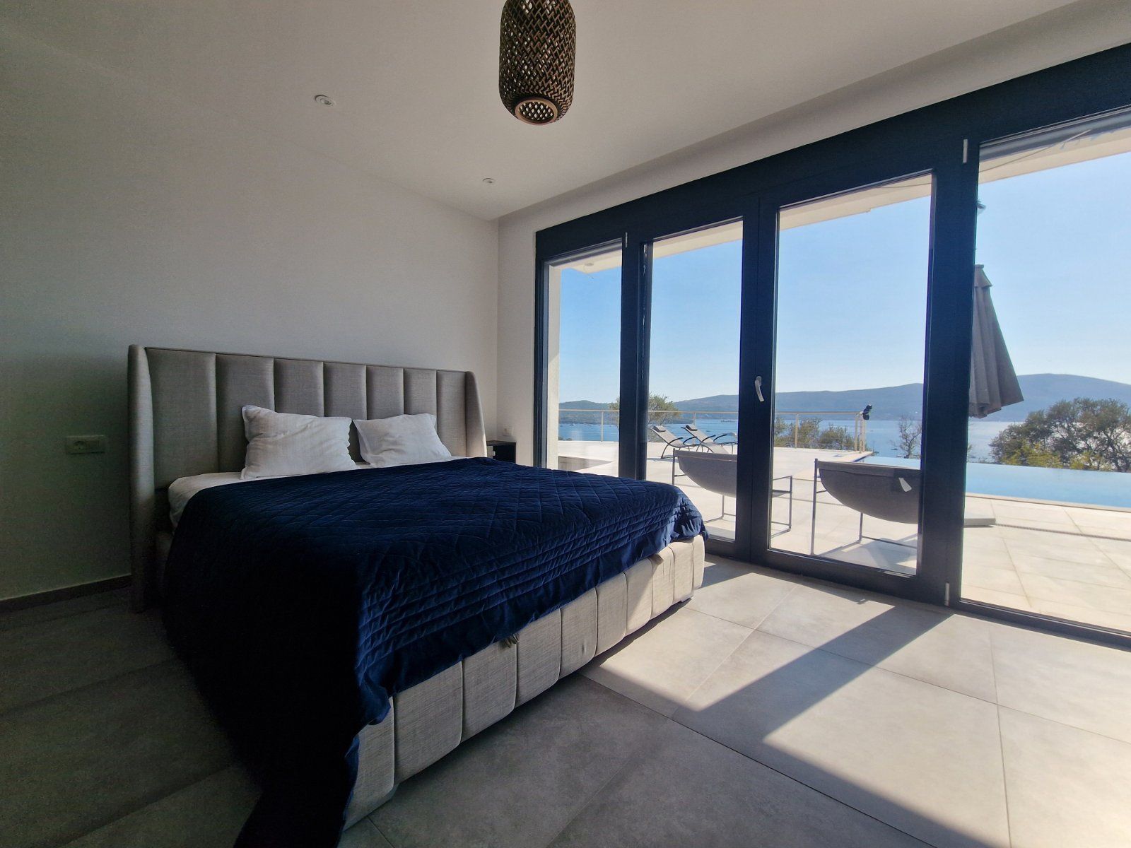 Luksuzna vila od 410m² sa bazenom, tri stambene jedinice, panoramskim pogledom na more i prostranim dvorištem – Tivat (na duzi period) - Amfora Real Estate