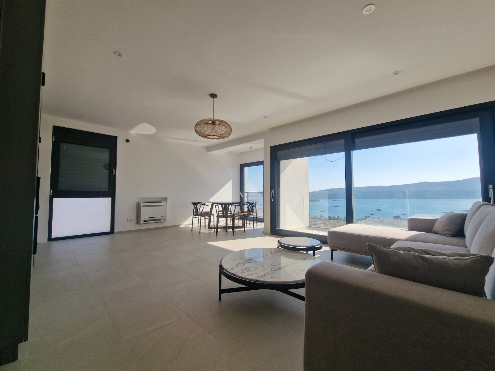 Luksuzna vila od 410m² sa bazenom, tri stambene jedinice, panoramskim pogledom na more i prostranim dvorištem – Tivat (na duzi period) - Amfora Real Estate