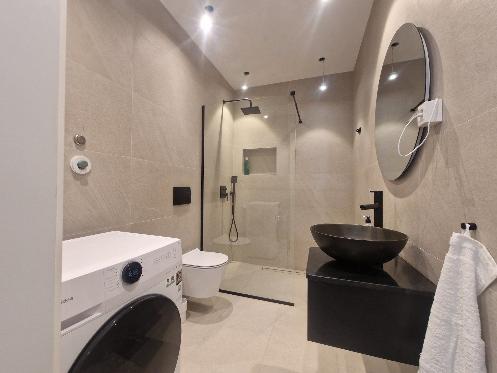 Luksuzna vila od 410m² sa bazenom, tri stambene jedinice, panoramskim pogledom na more i prostranim dvorištem – Tivat (na duzi period) - Amfora Real Estate