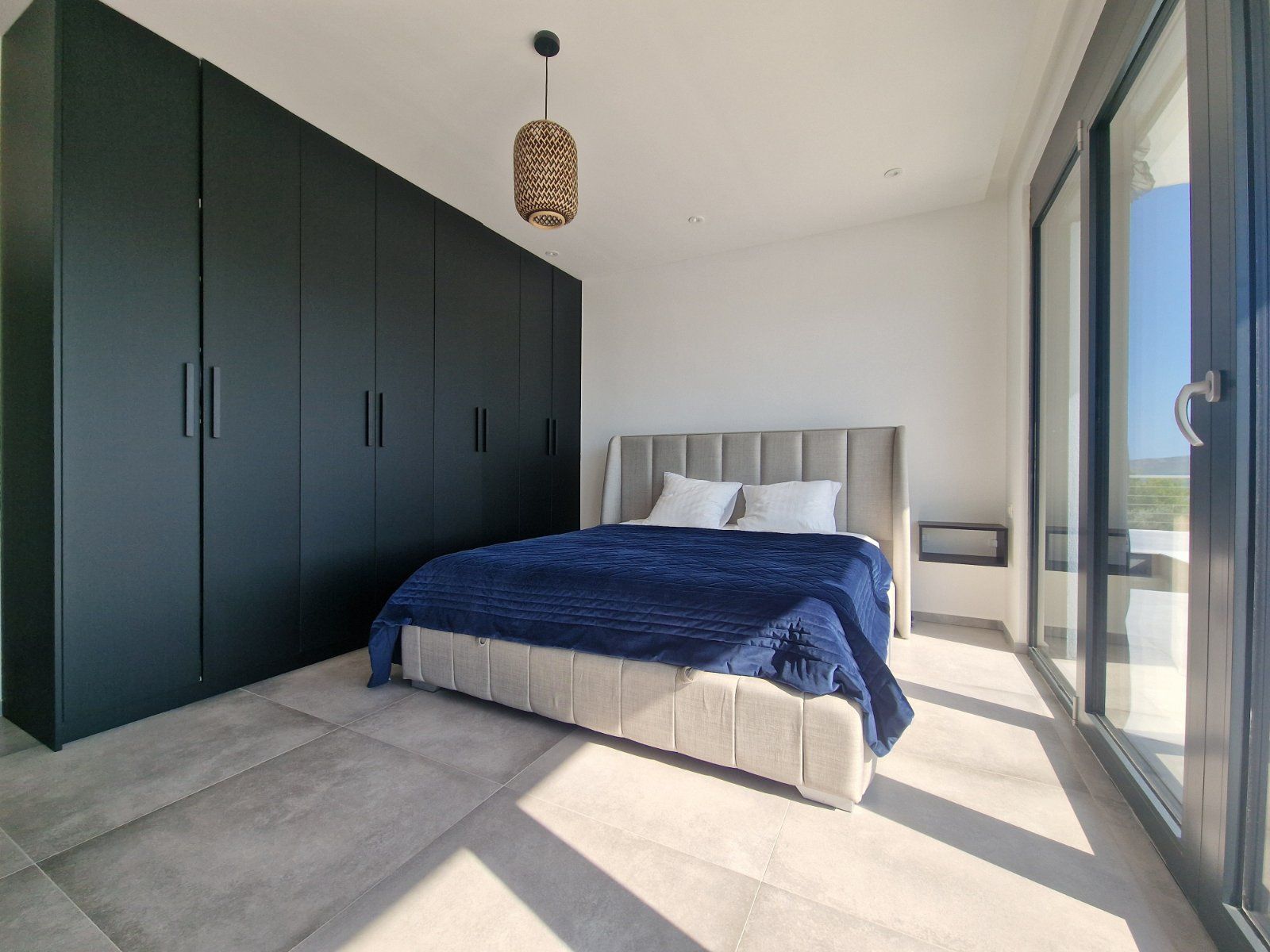 Luksuzna vila od 410m² sa bazenom, tri stambene jedinice, panoramskim pogledom na more i prostranim dvorištem – Tivat (na duzi period) - Amfora Real Estate