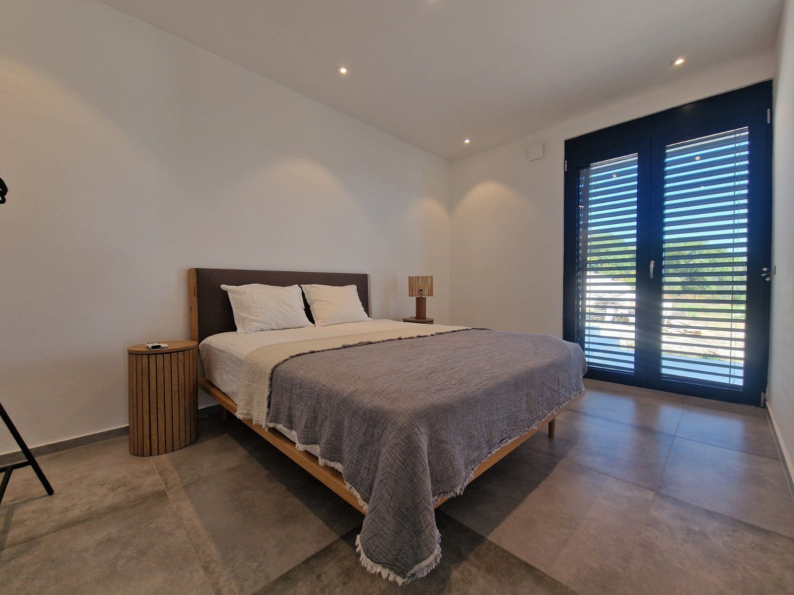 Luksuzna vila od 410m² sa bazenom, tri stambene jedinice, panoramskim pogledom na more i prostranim dvorištem – Tivat (na duzi period) - Amfora Real Estate