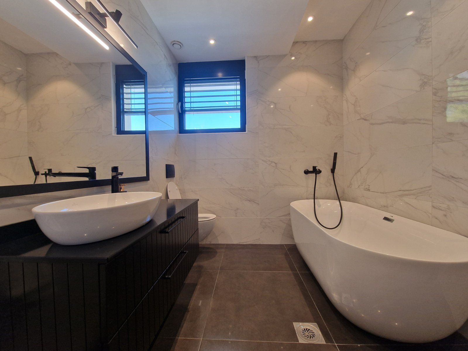 Luksuzna vila od 410m² sa bazenom, tri stambene jedinice, panoramskim pogledom na more i prostranim dvorištem – Tivat (na duzi period) - Amfora Real Estate