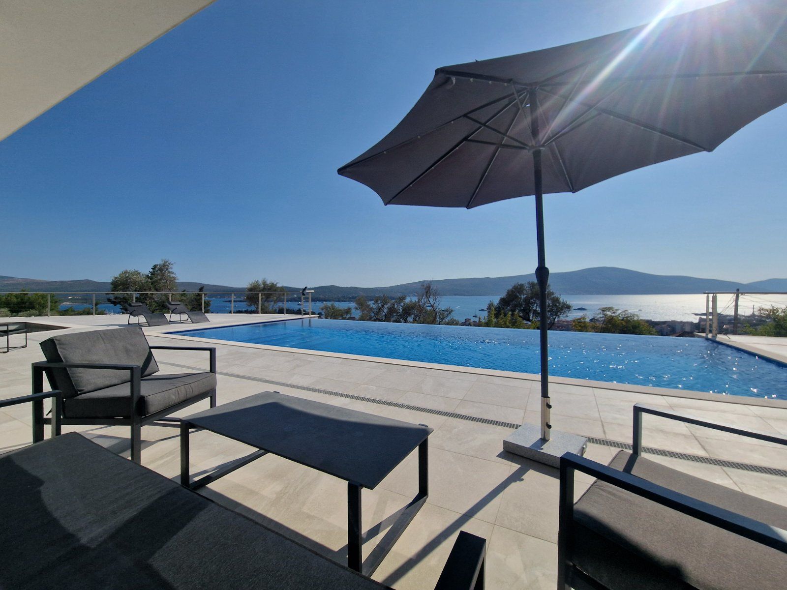 Luksuzna vila od 410m² sa bazenom, tri stambene jedinice, panoramskim pogledom na more i prostranim dvorištem – Tivat (na duzi period) - Amfora Real Estate