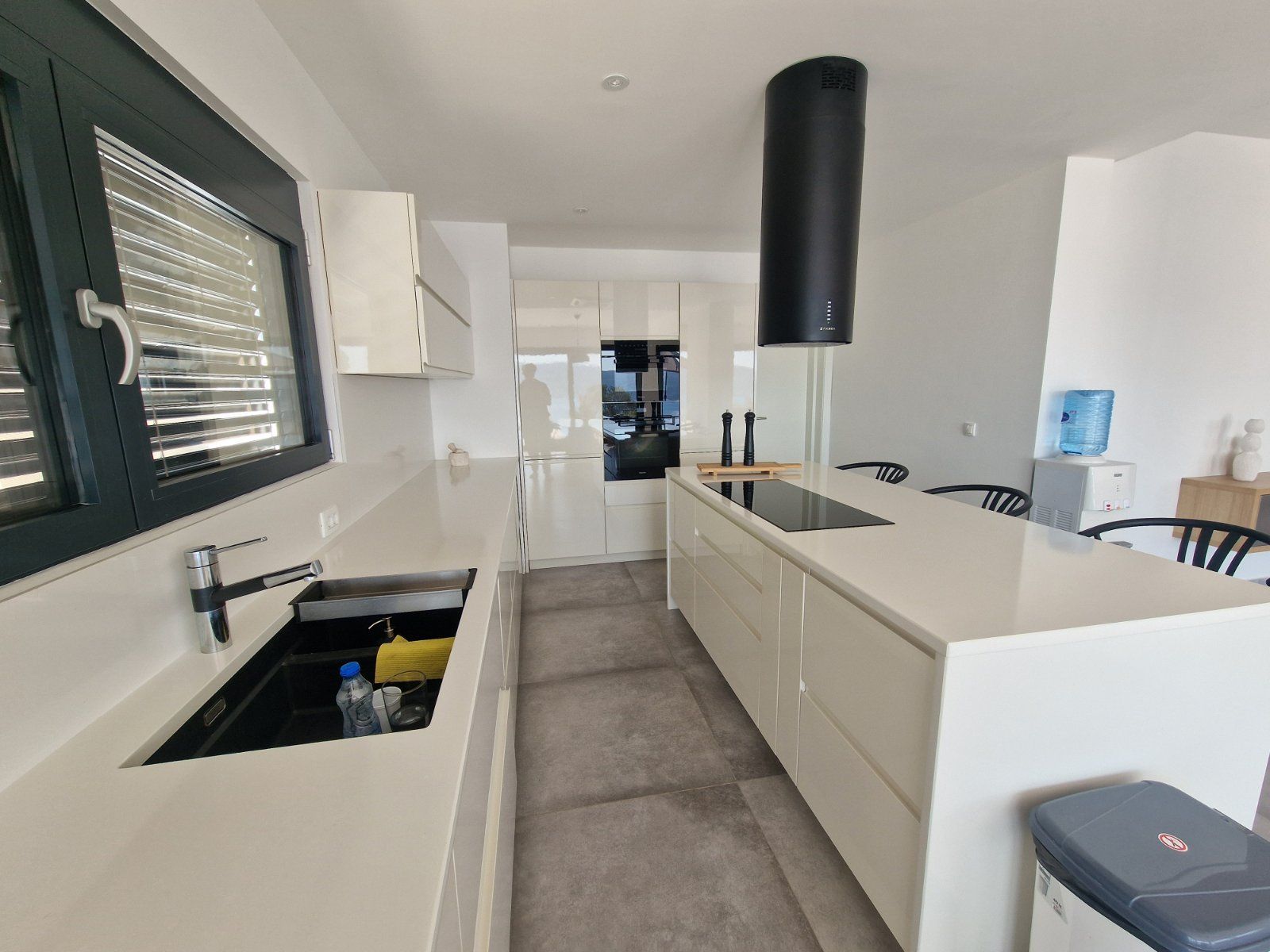 Luksuzna vila od 410m² sa bazenom, tri stambene jedinice, panoramskim pogledom na more i prostranim dvorištem – Tivat (na duzi period) - Amfora Real Estate