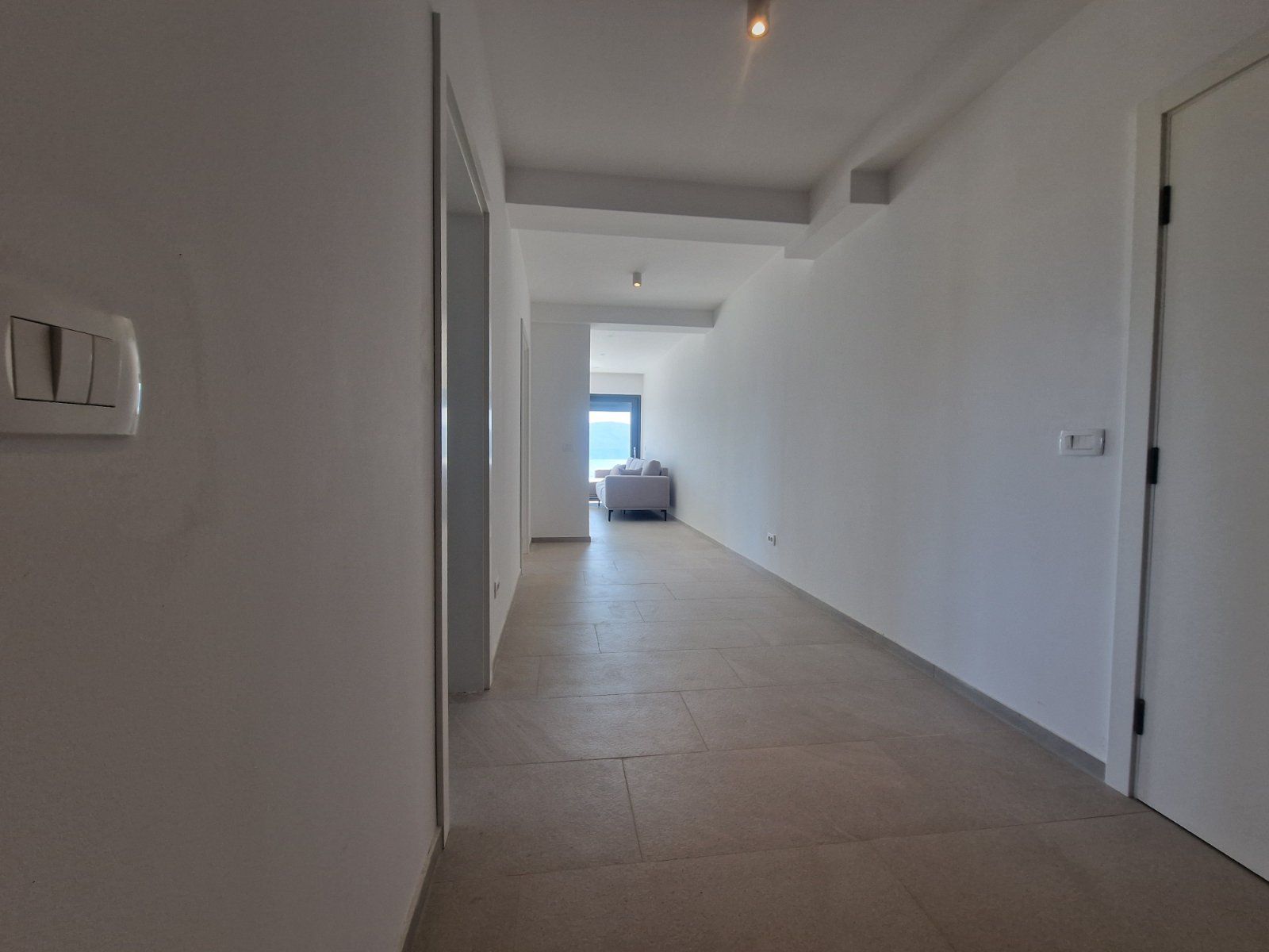 Luksuzna vila od 410m² sa bazenom, tri stambene jedinice, panoramskim pogledom na more i prostranim dvorištem – Tivat (na duzi period) - Amfora Real Estate