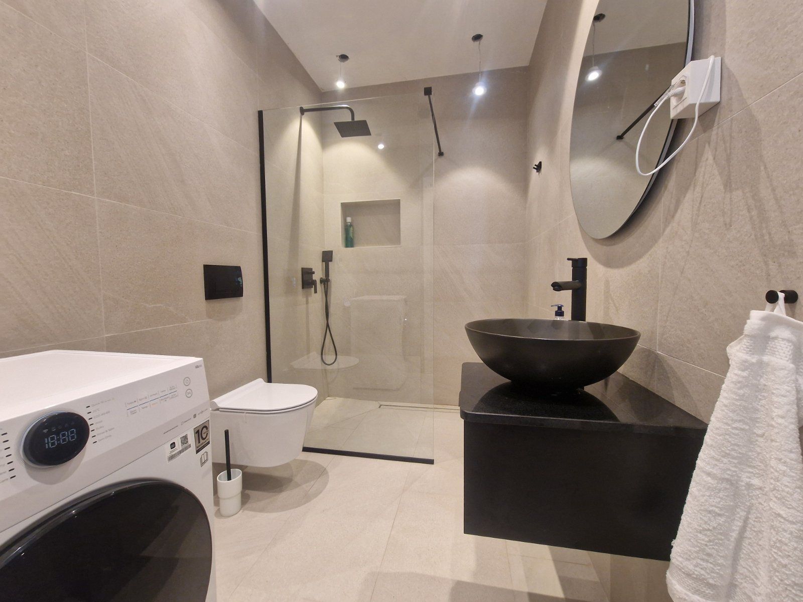 Luksuzna vila od 410m² sa bazenom, tri stambene jedinice, panoramskim pogledom na more i prostranim dvorištem – Tivat (na duzi period) - Amfora Real Estate