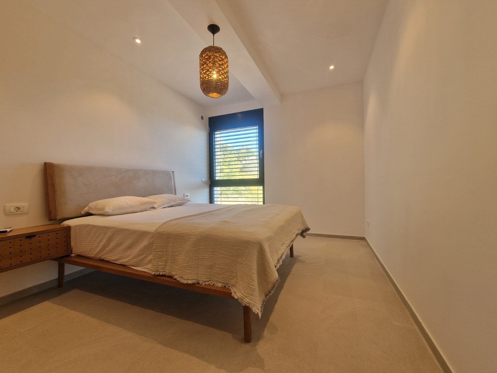 Luksuzna vila od 410m² sa bazenom, tri stambene jedinice, panoramskim pogledom na more i prostranim dvorištem – Tivat (na duzi period) - Amfora Real Estate