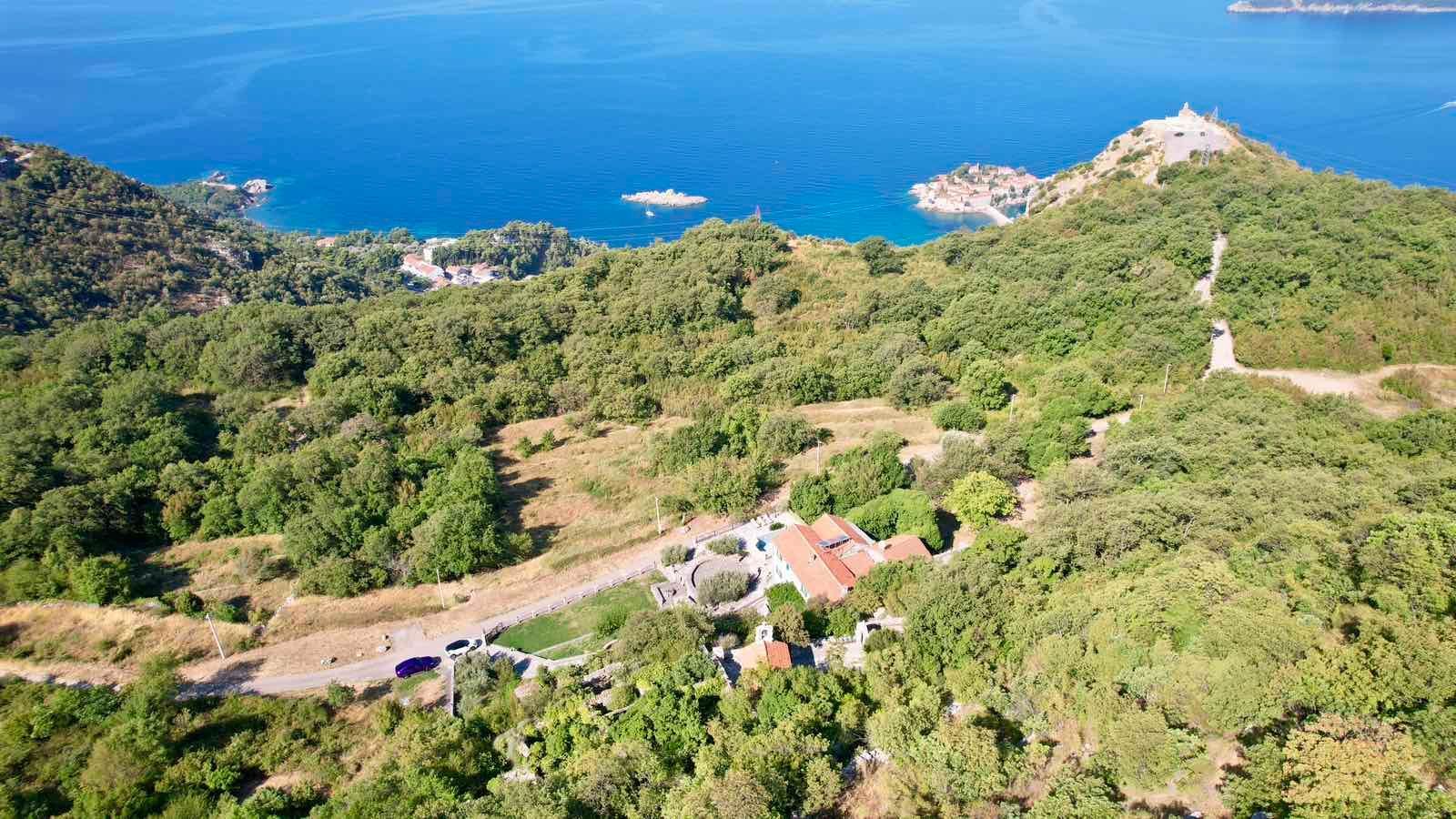 Urbanizovan plac 7000m2 sa panoramskim pogledom na more – Blizikuće, Budva - Amfora Real Estate