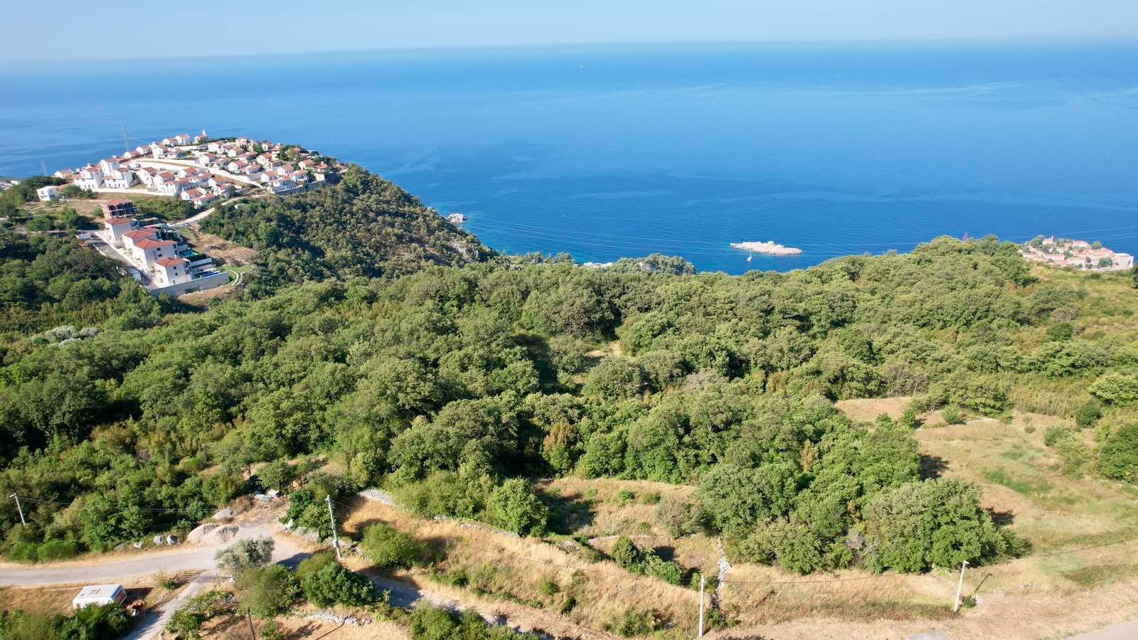 Urbanizovan plac 7000m2 sa panoramskim pogledom na more – Blizikuće, Budva - Amfora Real Estate