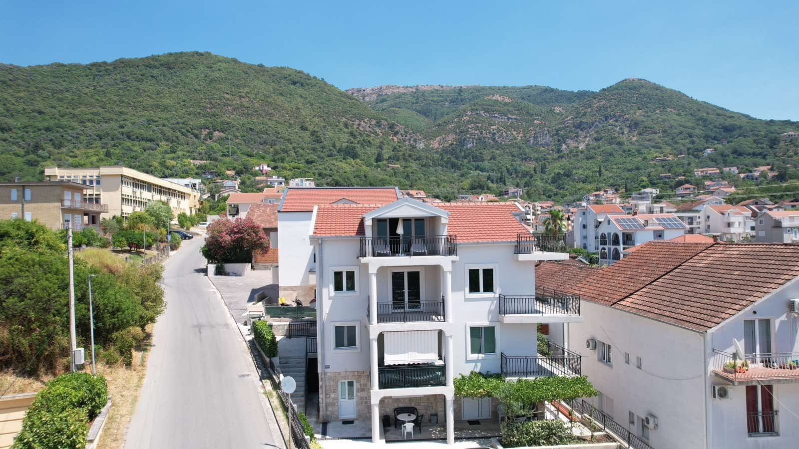 Na prodaju ekskluzivna dvospratna kuća 590m² sa panoramskim pogledom na more – Tivat, Mažina - Amfora Real Estate