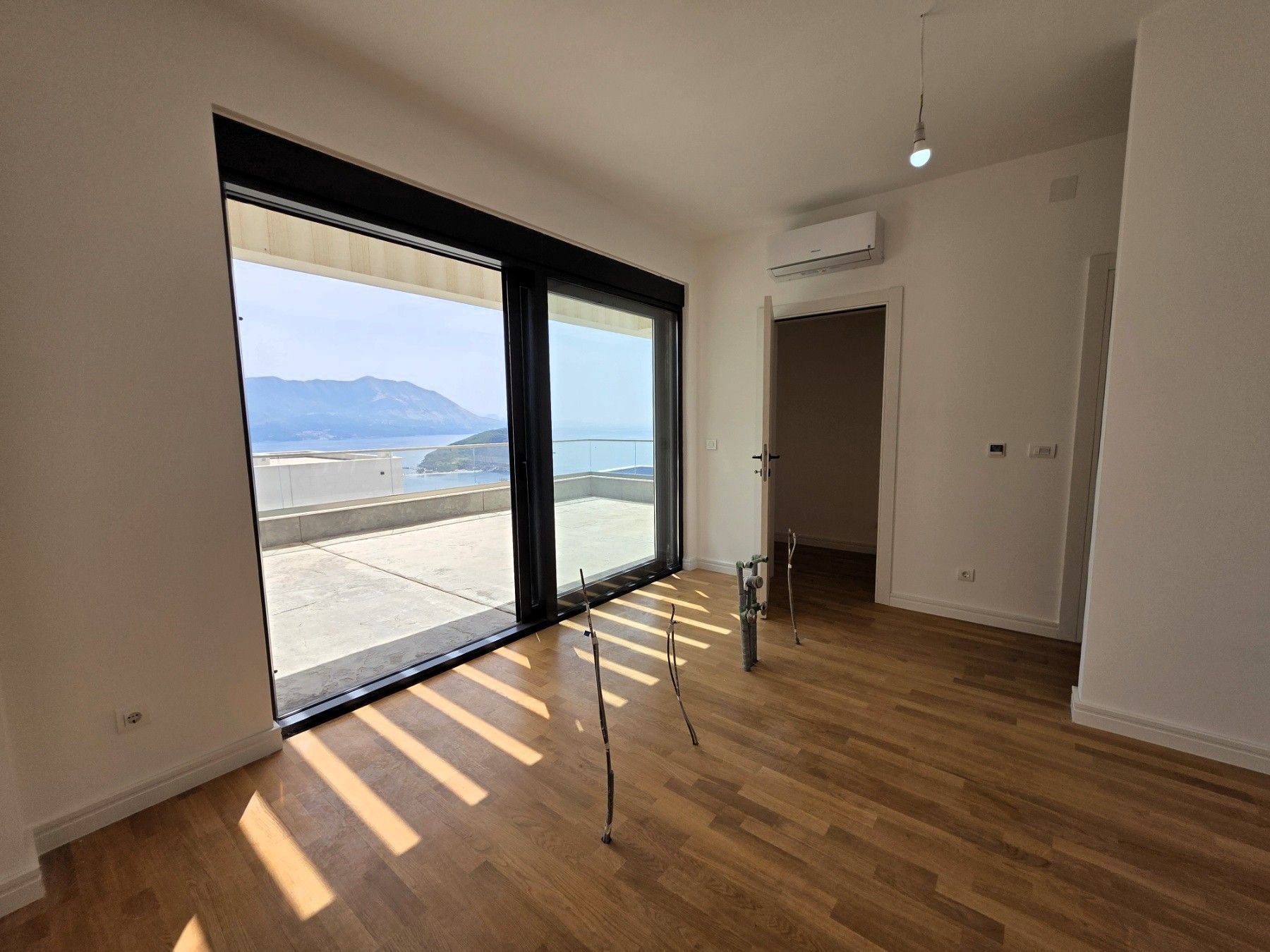 Luksuzna trospratna vila sa bazenom, panoramskim pogledom na more i Stari grad – 184 m², Komoševina, Budva - Amfora Real Estate