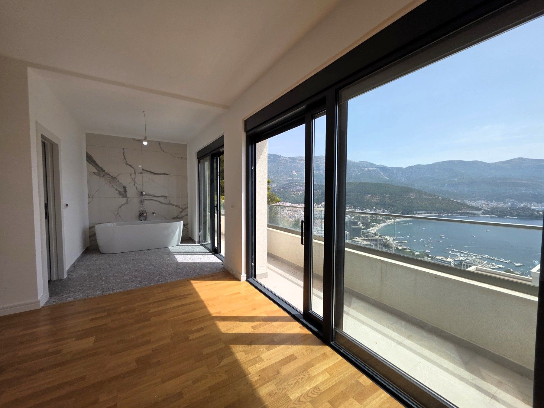 Luksuzna trospratna vila sa bazenom, panoramskim pogledom na more i Stari grad – 184 m², Komoševina, Budva - Amfora Real Estate