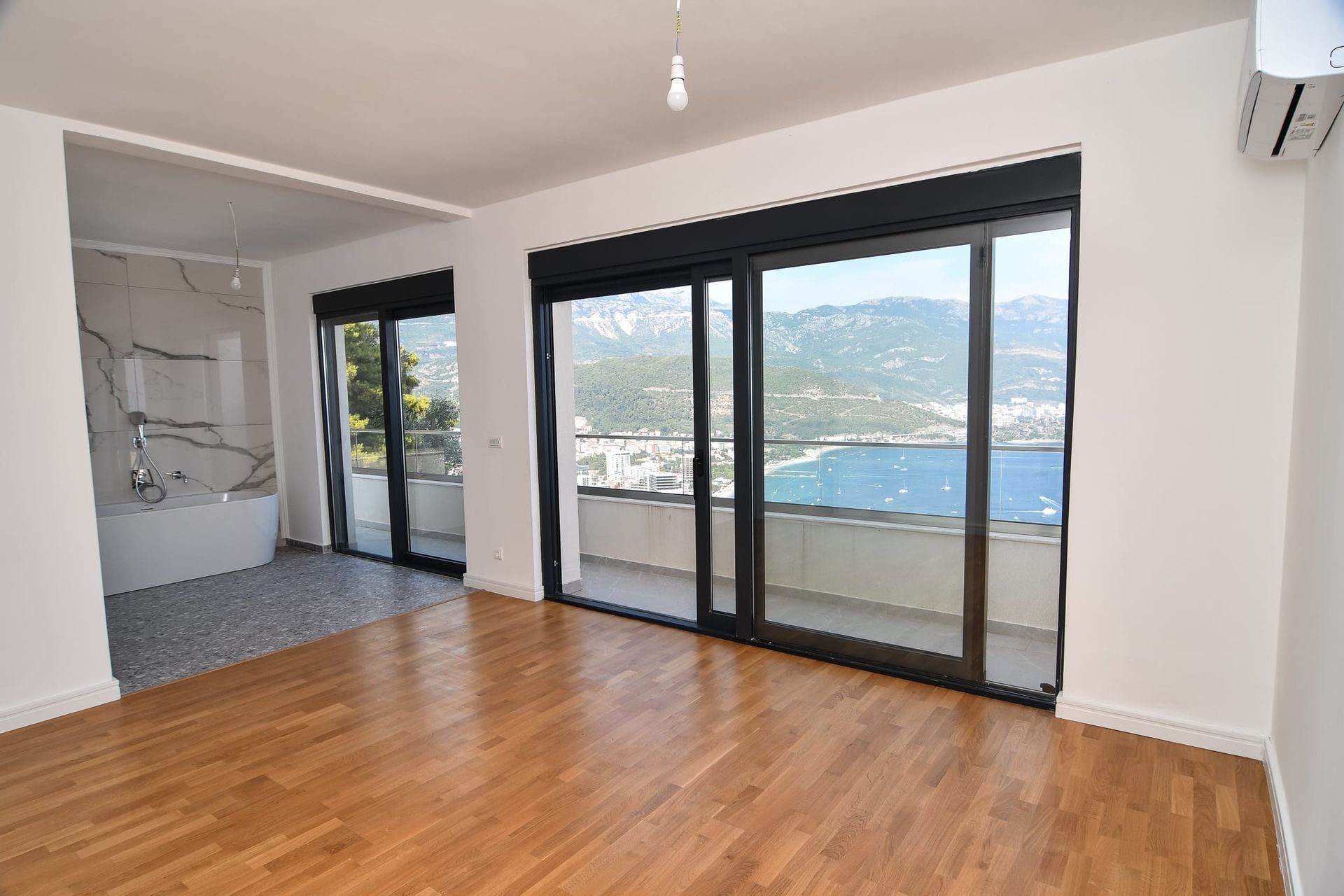 Luksuzna trospratna vila sa bazenom, panoramskim pogledom na more i Stari grad – 184 m², Komoševina, Budva - Amfora Real Estate