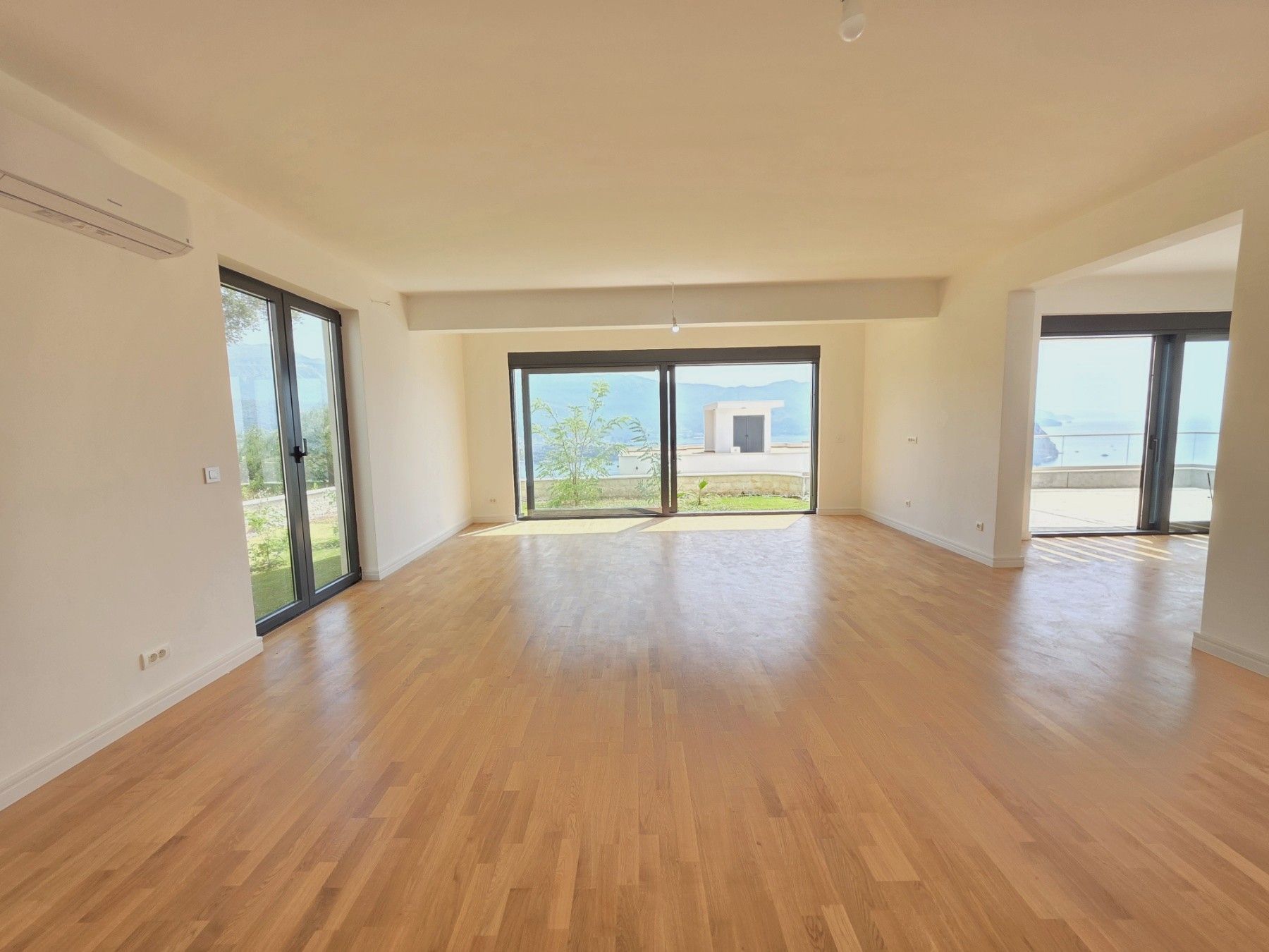 Luksuzna trospratna vila sa bazenom, panoramskim pogledom na more i Stari grad – 184 m², Komoševina, Budva - Amfora Real Estate