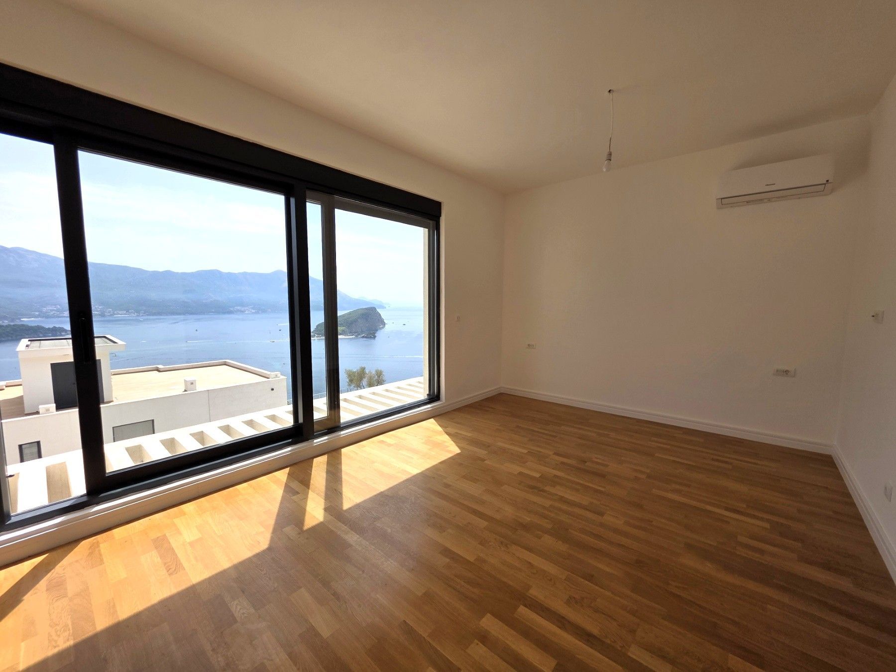 Luksuzna trospratna vila sa bazenom, panoramskim pogledom na more i Stari grad – 184 m², Komoševina, Budva - Amfora Real Estate