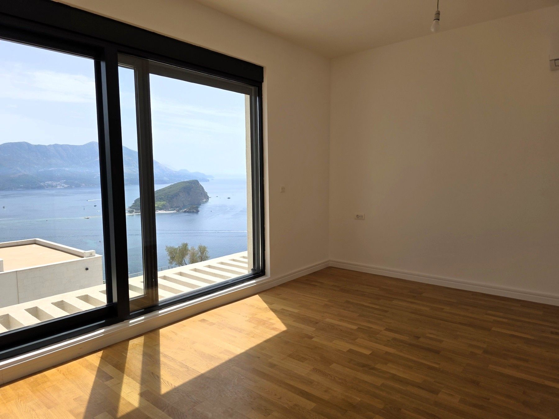 Luksuzna trospratna vila sa bazenom, panoramskim pogledom na more i Stari grad – 184 m², Komoševina, Budva - Amfora Real Estate