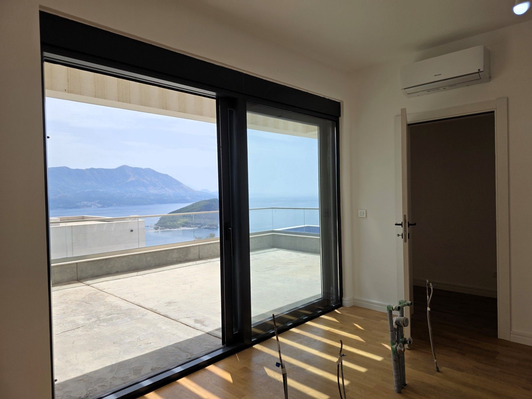Luksuzna trospratna vila sa bazenom, panoramskim pogledom na more i Stari grad – 184 m², Komoševina, Budva - Amfora Real Estate