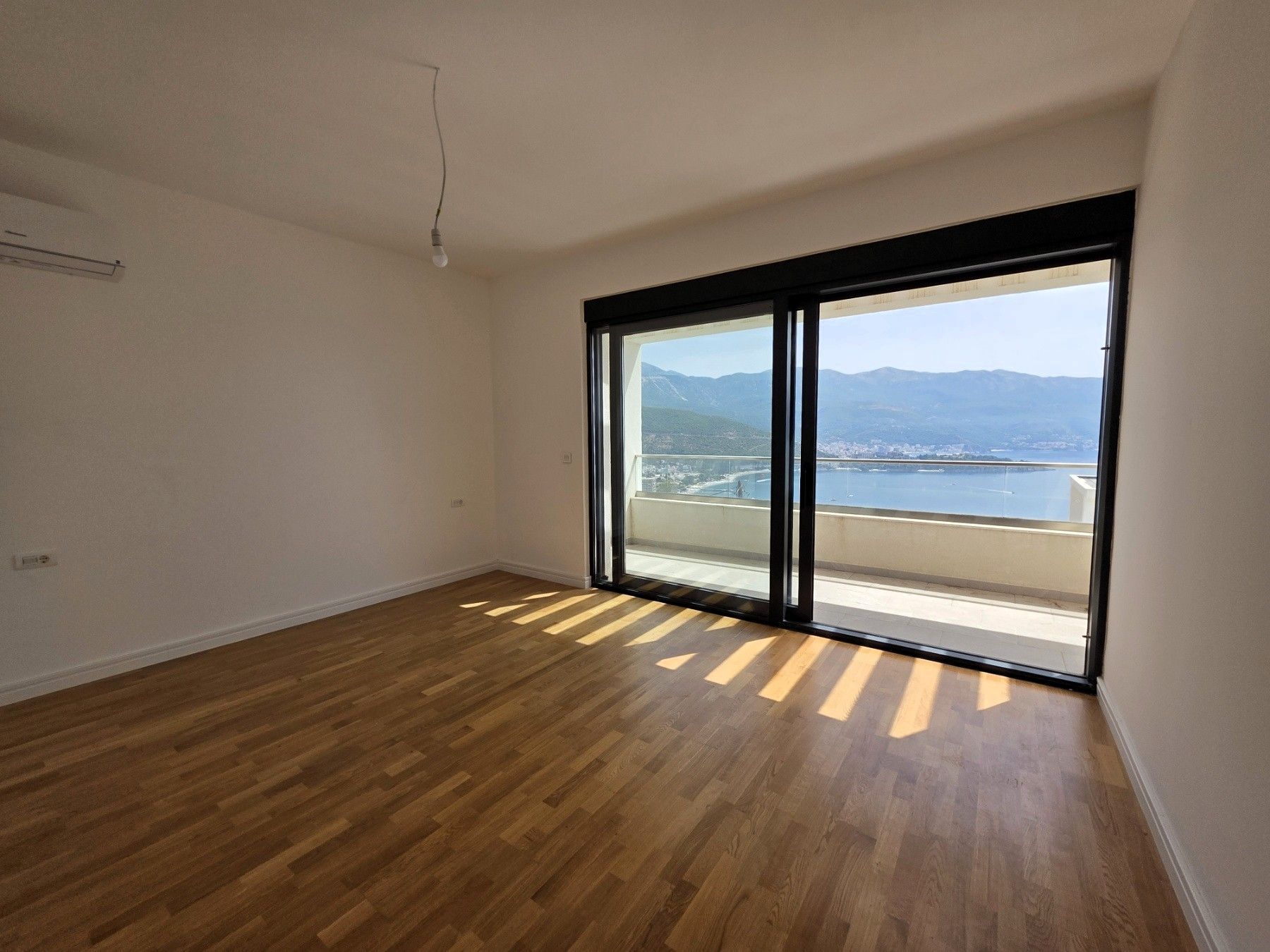Luksuzna trospratna vila sa bazenom, panoramskim pogledom na more i Stari grad – 184 m², Komoševina, Budva - Amfora Real Estate